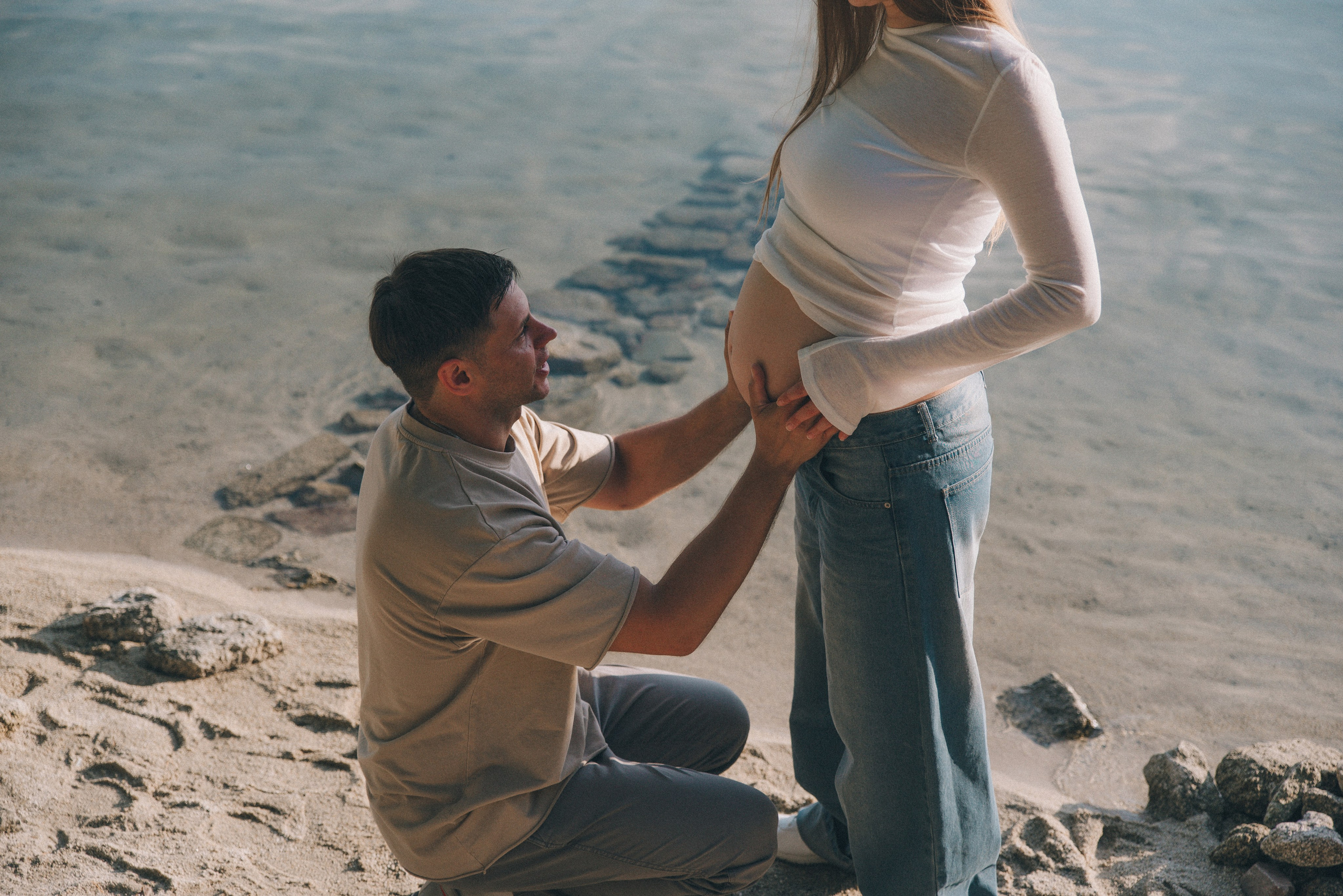 мужчина гладит животик беременной девушки