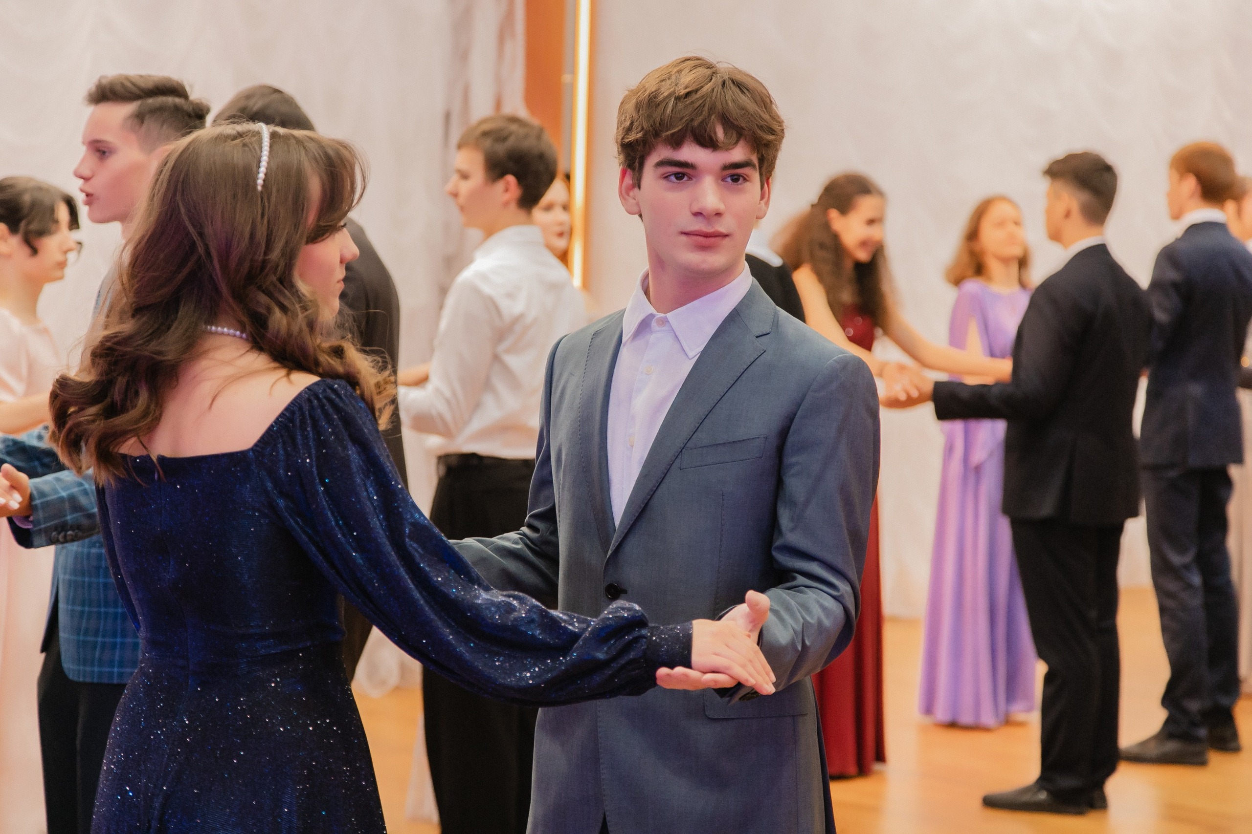 Бал гимназистов 2024. Роман Урумбаев фотограф Нижневартовск