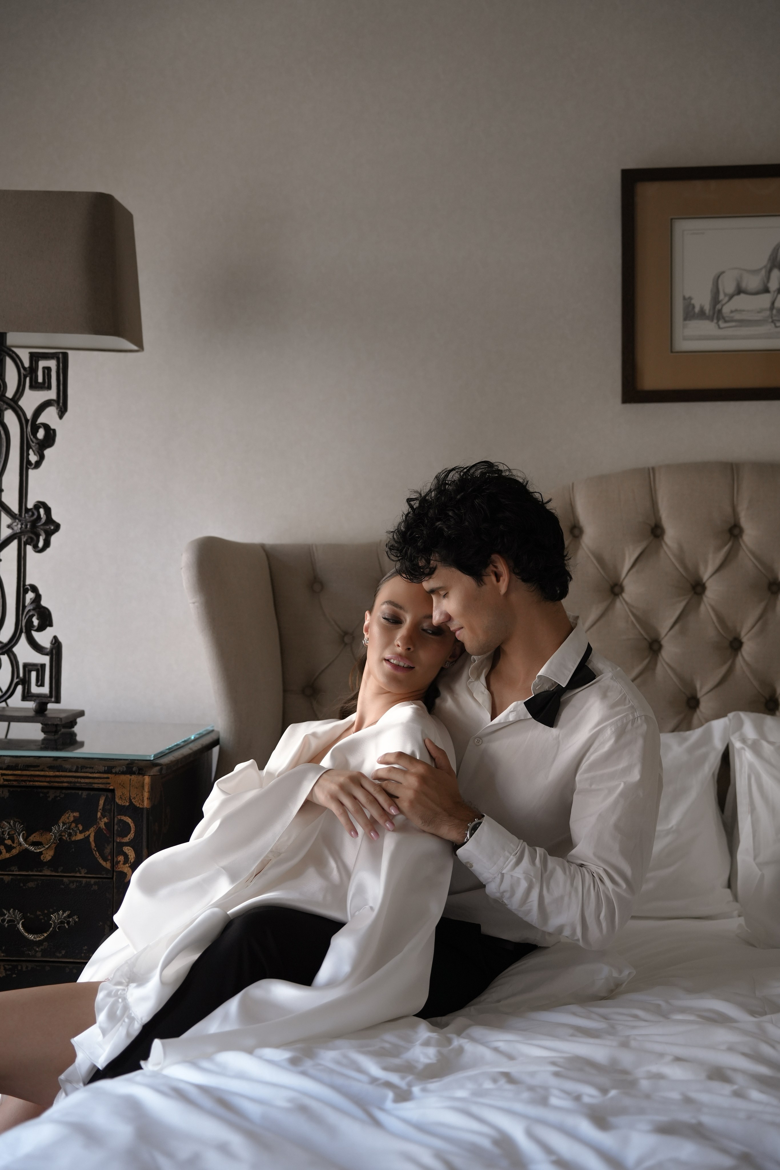 Свадебная фотосессия утра невесты и жениха в отеле Амбассадори