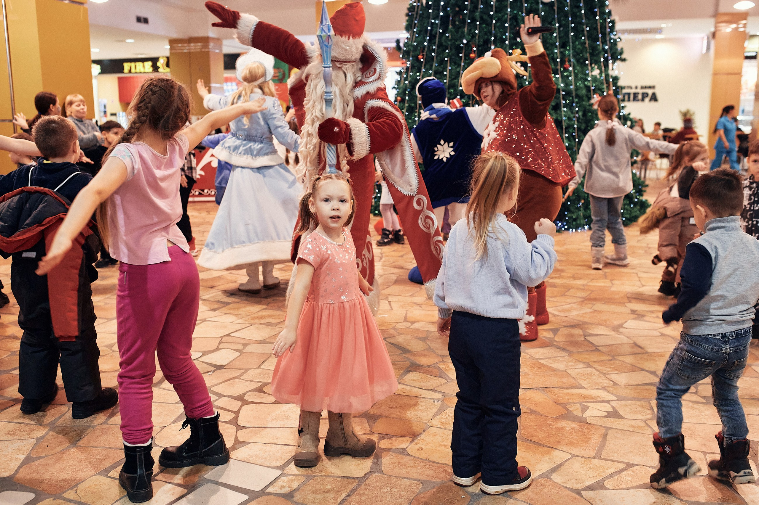 Детский новогодний праздник в ТЦ Июнь. Семейный и репортажной фотограф в Красноярске и Москве Виктор Бабинцев