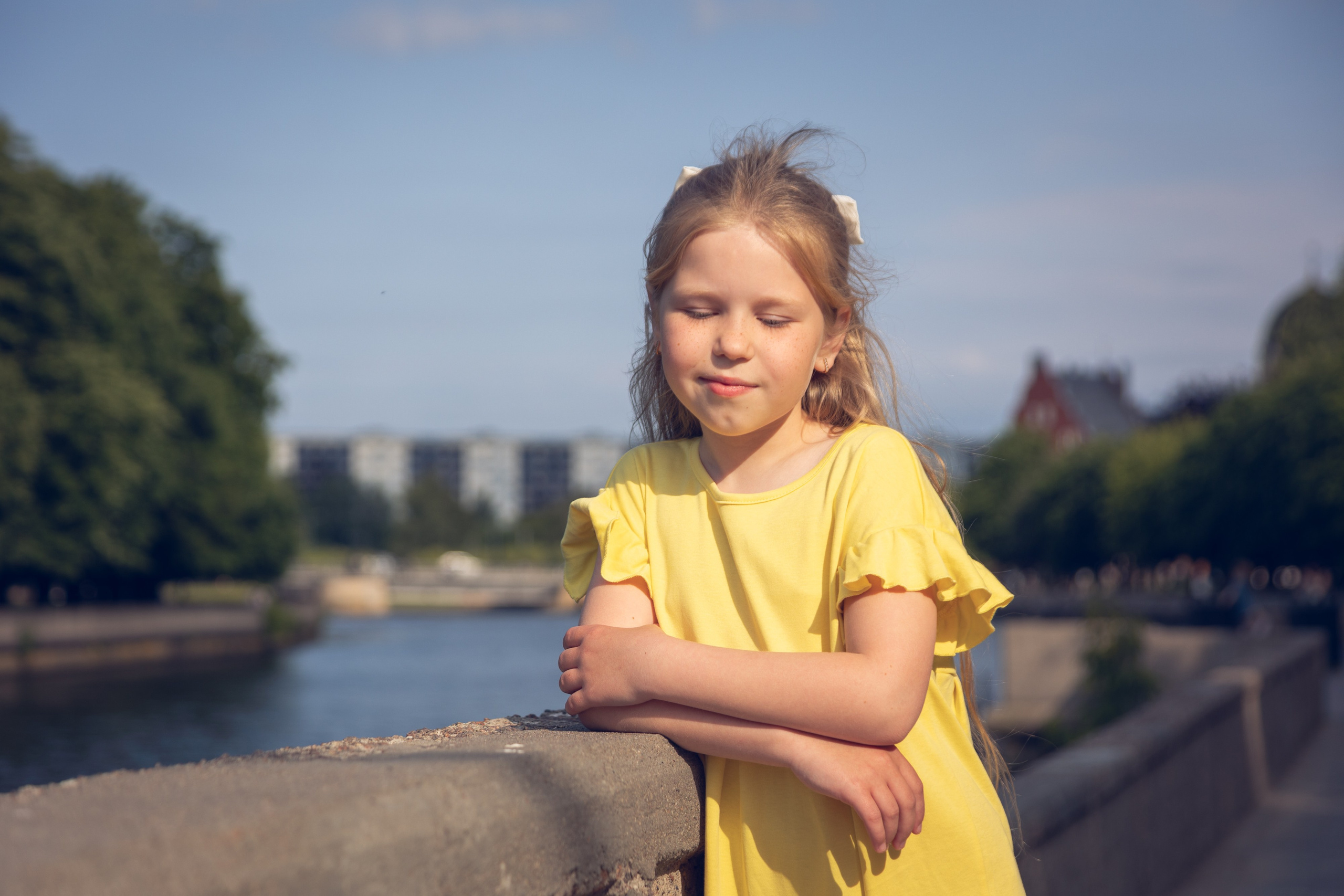 Фотосессия девочки в желтом платье г. Калнинград. Свадебный и репортажный фотограф в Москве и Московской области