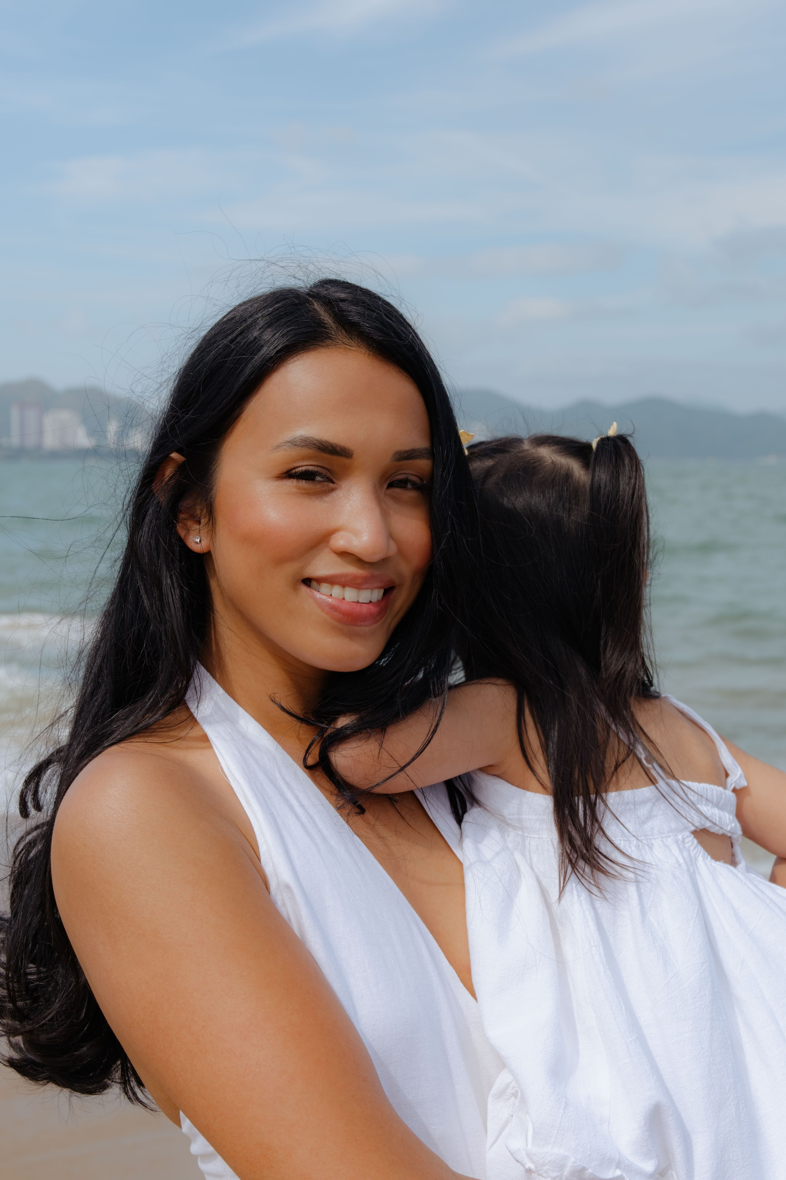 Mother and daughters. Portrait photographer Nha Trang | Julia Meshanina