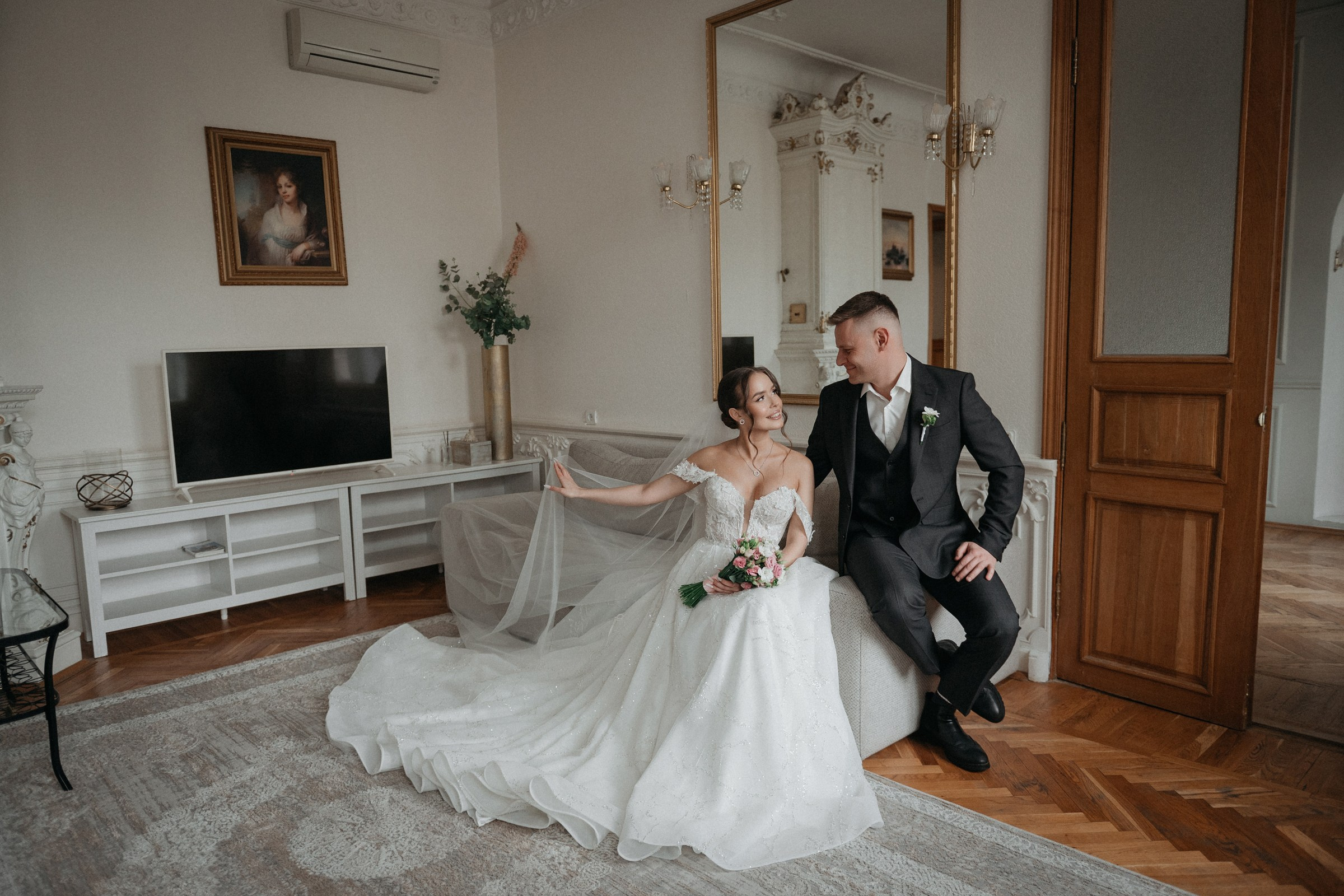 сборы невесты и жениха в апартаментах с видом на Казанский собор