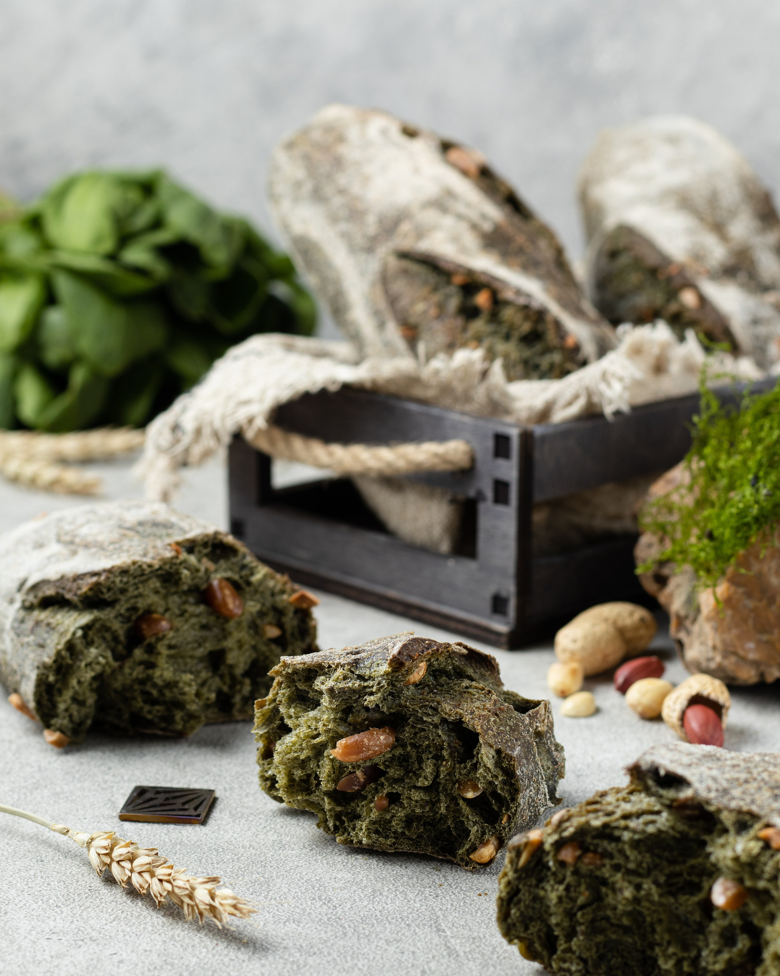 Ремесленный хлеб на закваске со спирулиной и арахисом