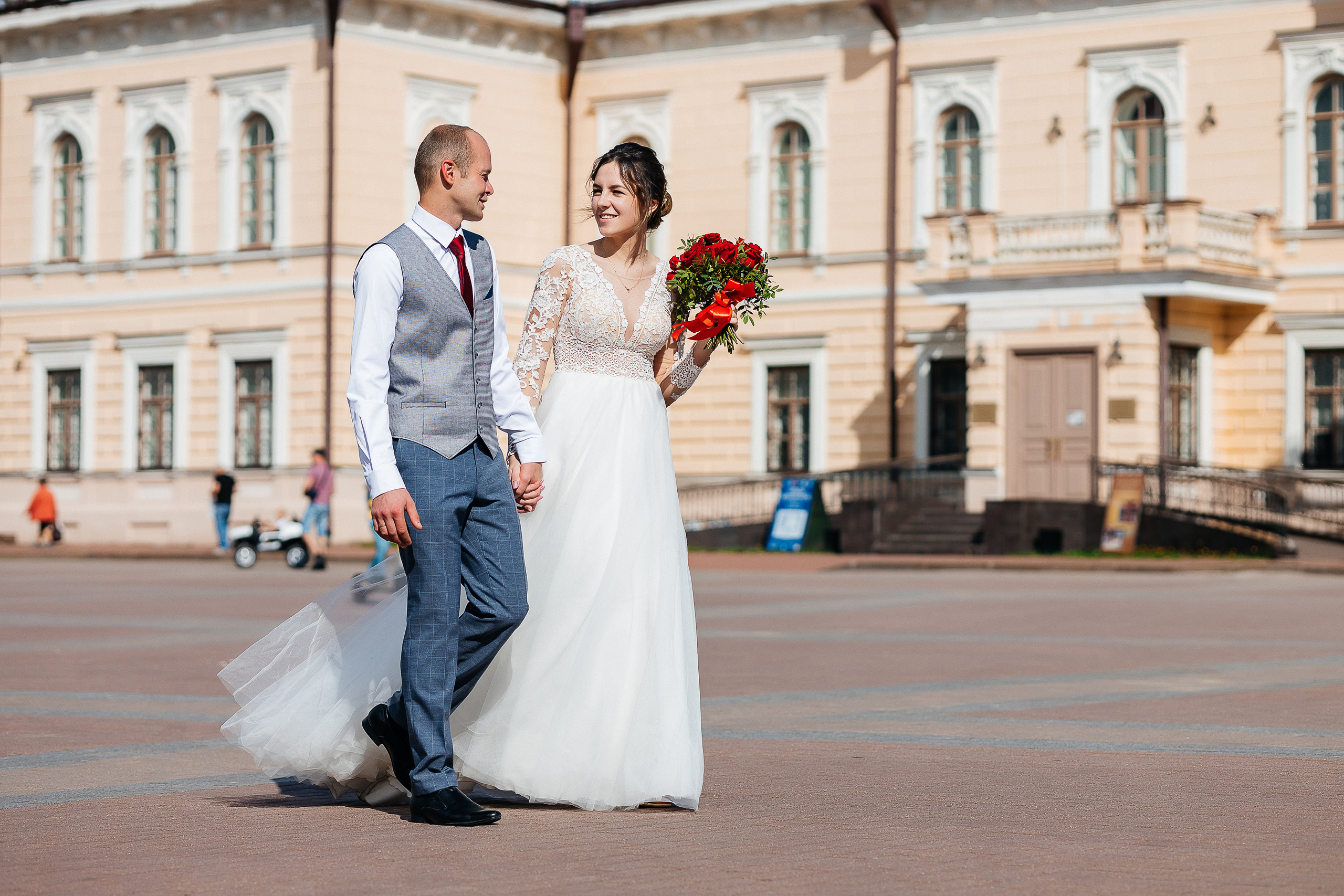 Выдержанный образ невесты на фотосессии в исторической части города. Олег Сверчков | Свадебный фотограф Вологда