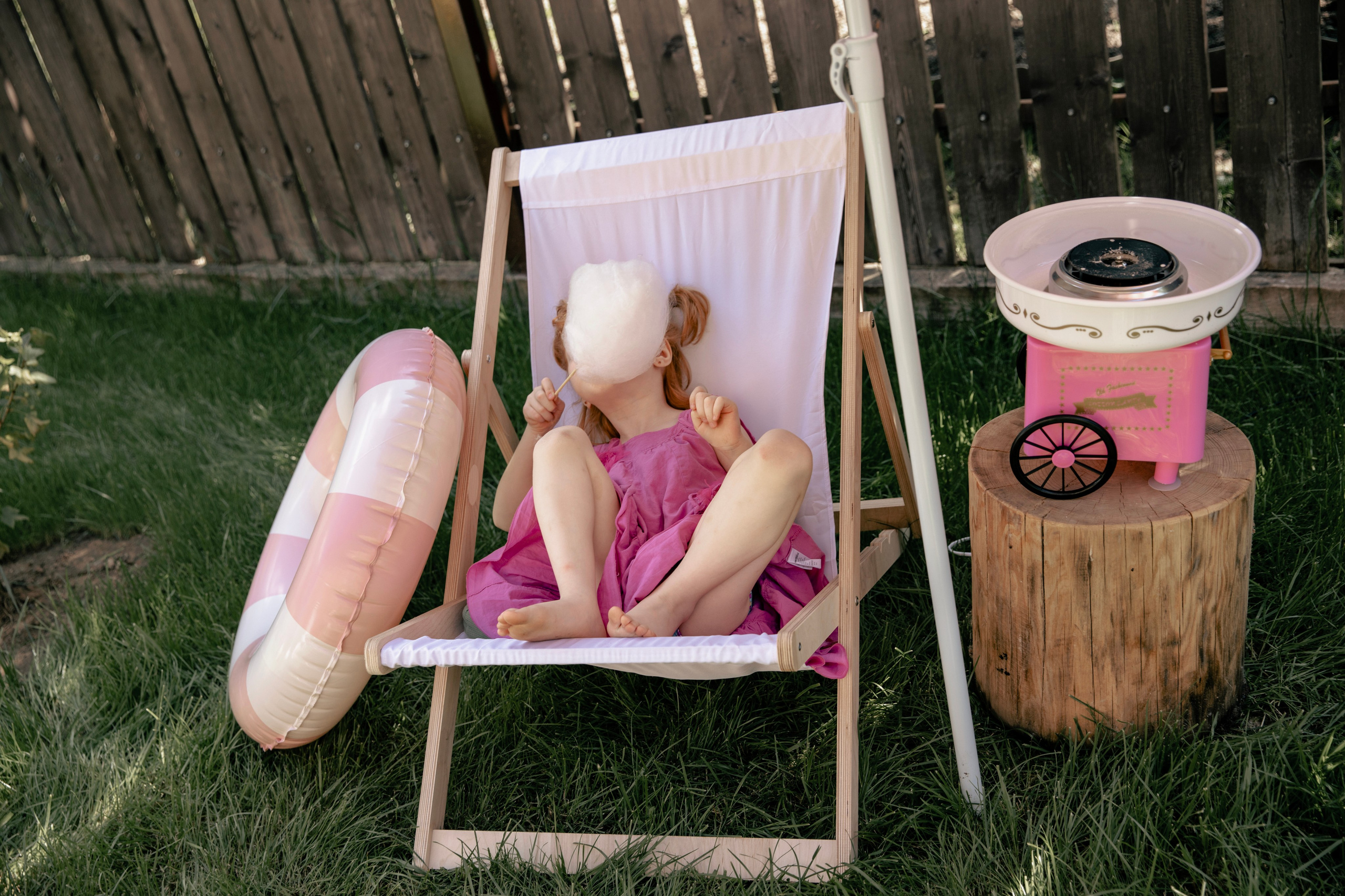 Летняя съемка девочки в саду, в бессейне, с шезлонгом, зонтиком и сахарной ватой. Фотограф новорожденных, детский фотограф  Москва.Семейная съемка Москва. Семенова Анна