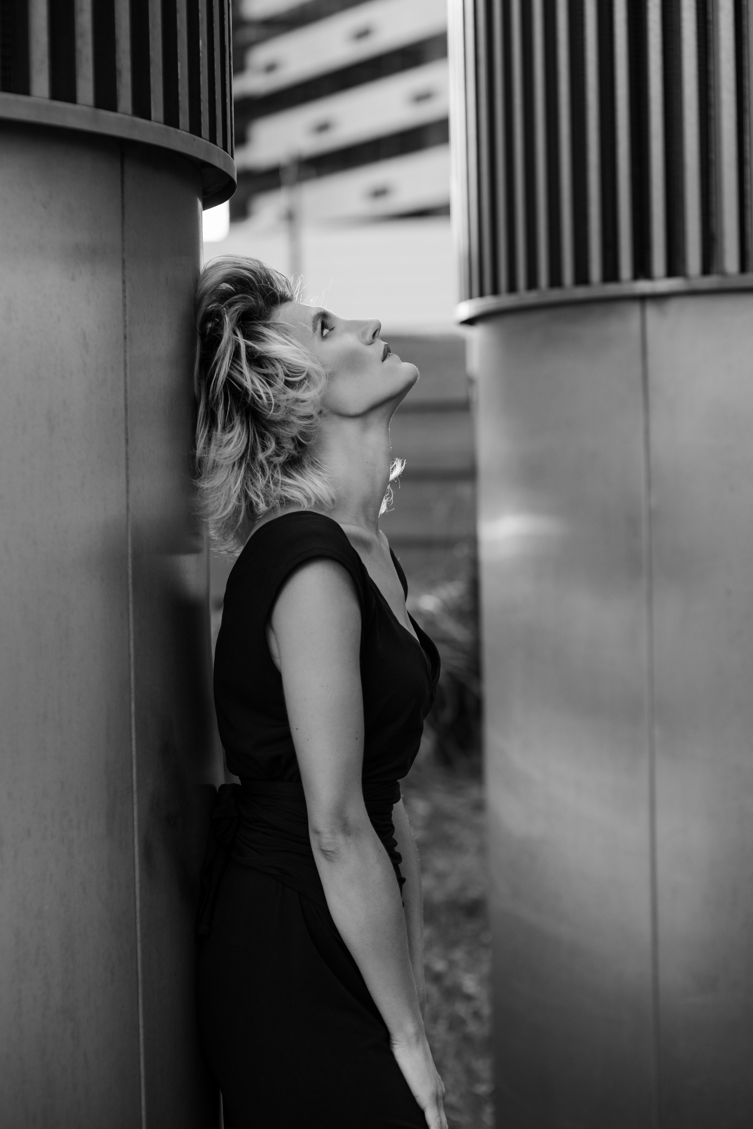 Чёрно-белый портрет девушки между двух вентиляционных Столбов