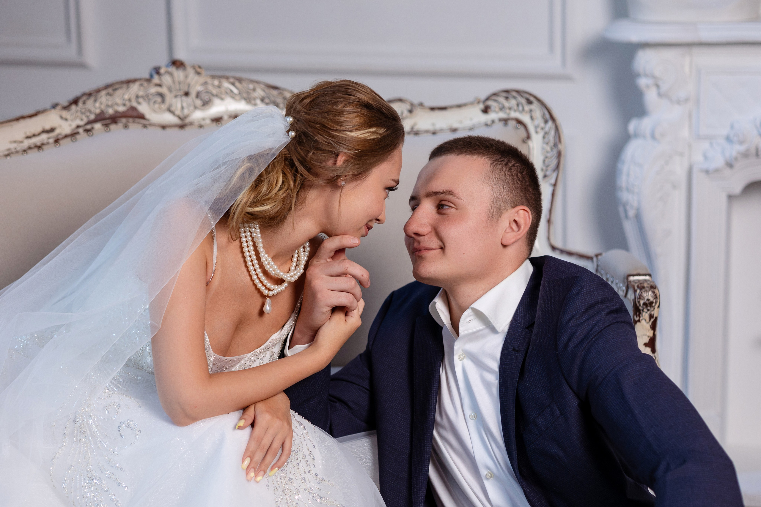 Жених любуется невестой приблизившись к ее лицу.