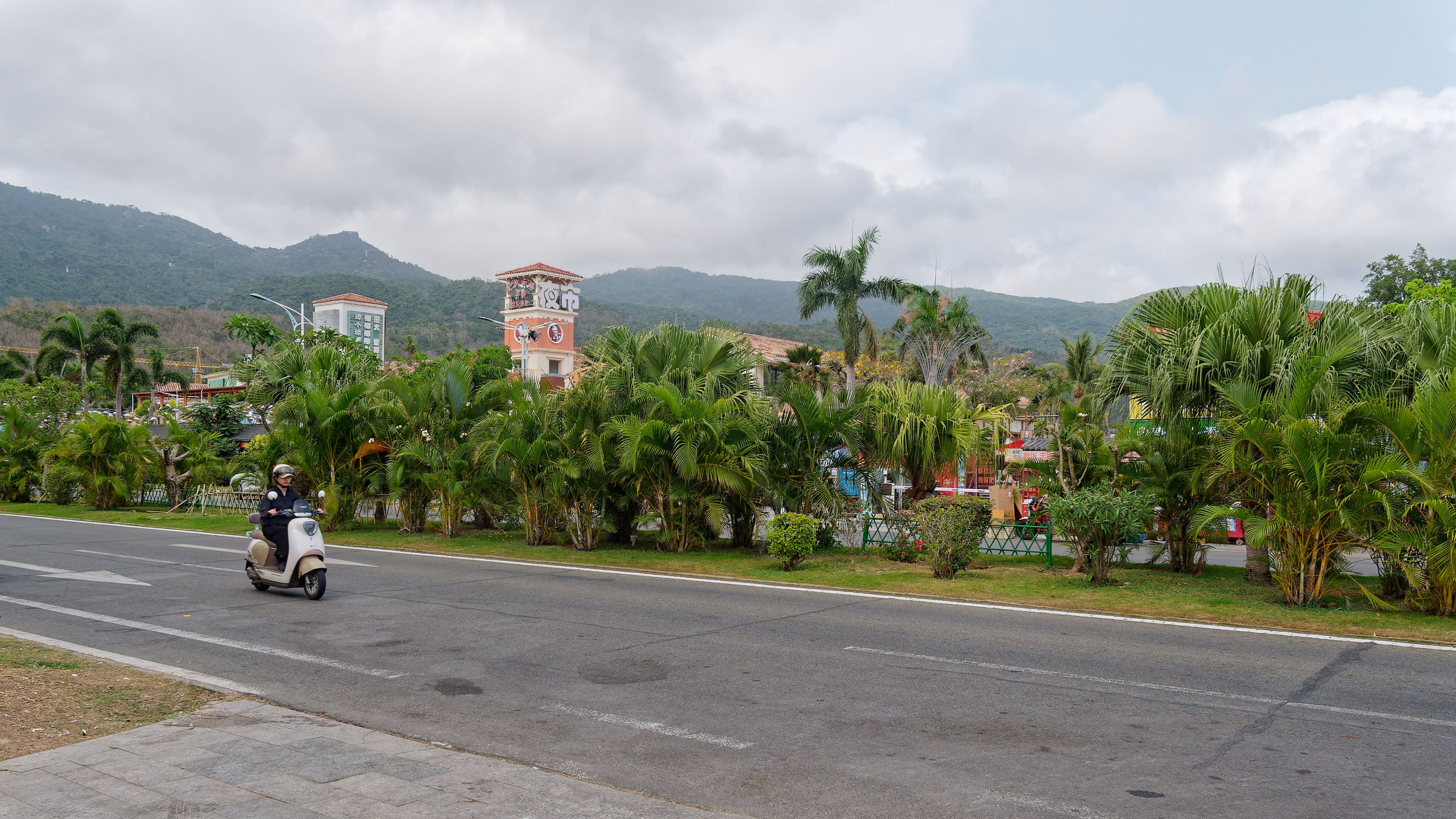 Хайнань 2026, улицы Ялунвань и Саньи. Фотопрогулки по Миру