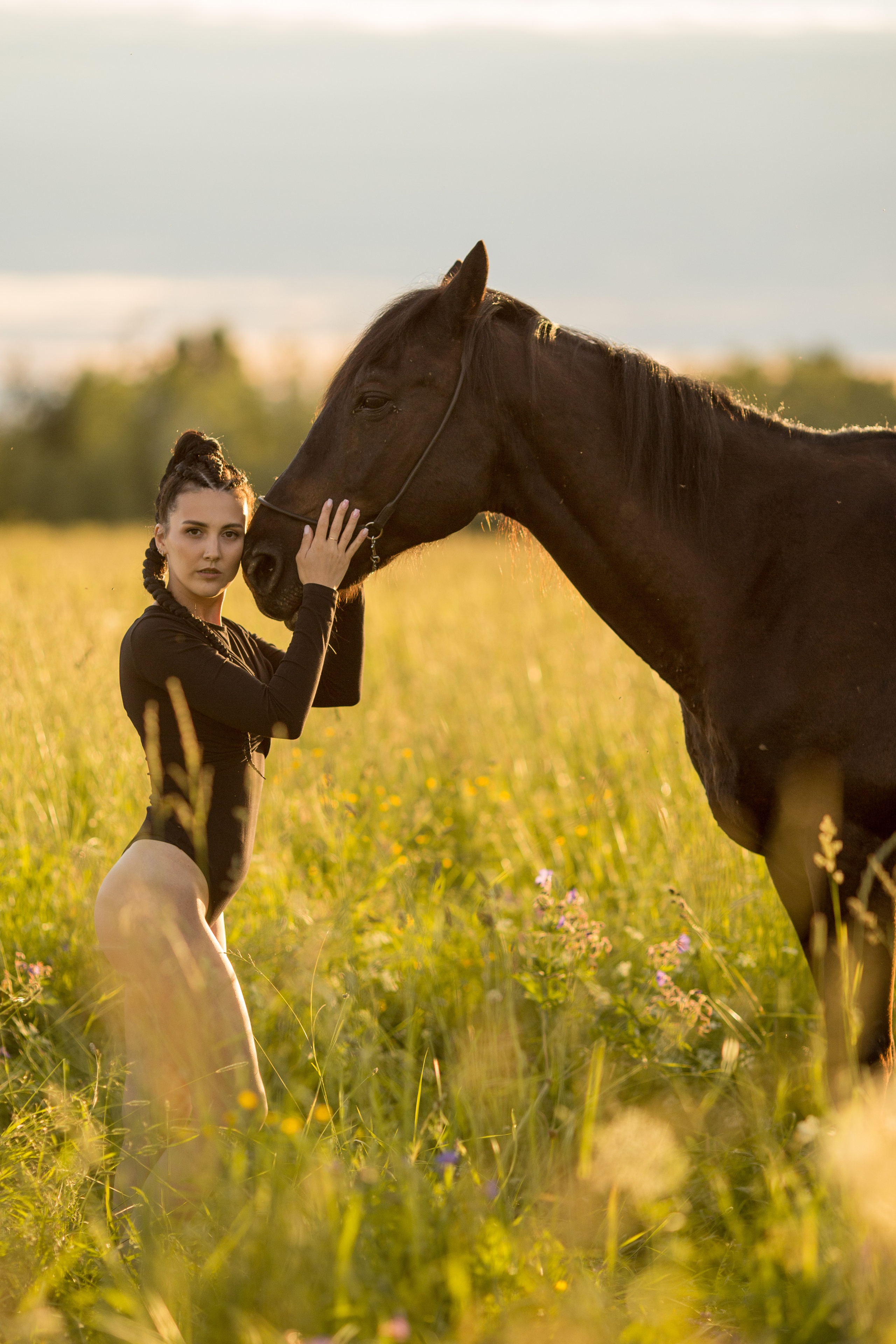 Фотосессия с лошадью в купальнике в поле