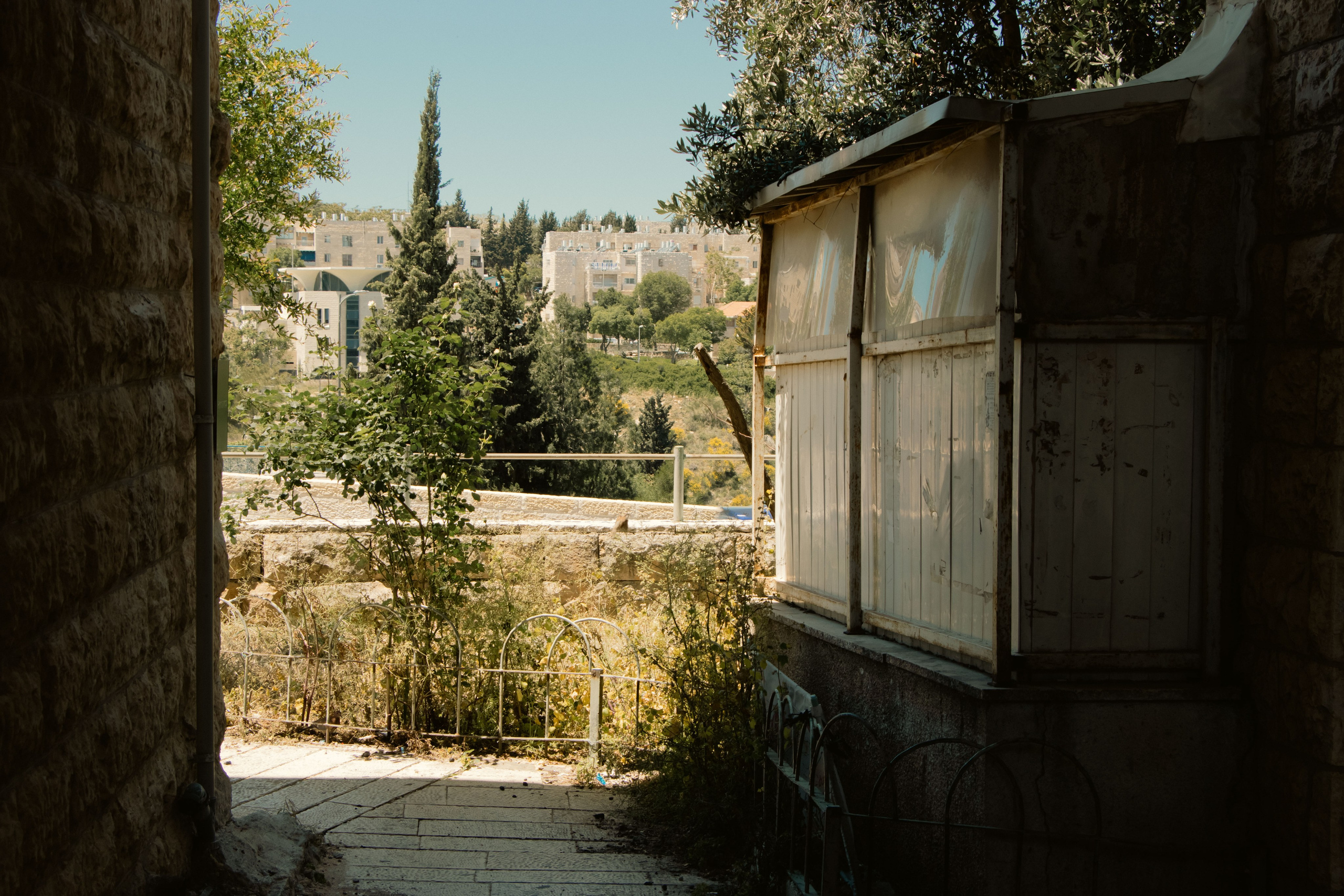 старый иерусалимский дом на который падает луч солнца