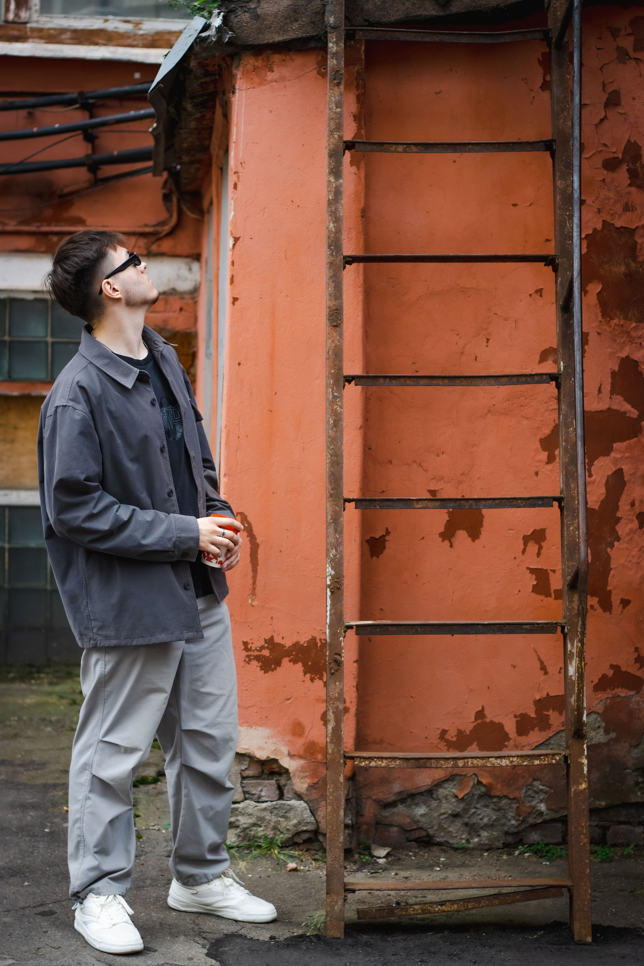 парень смотрит на лестницу 