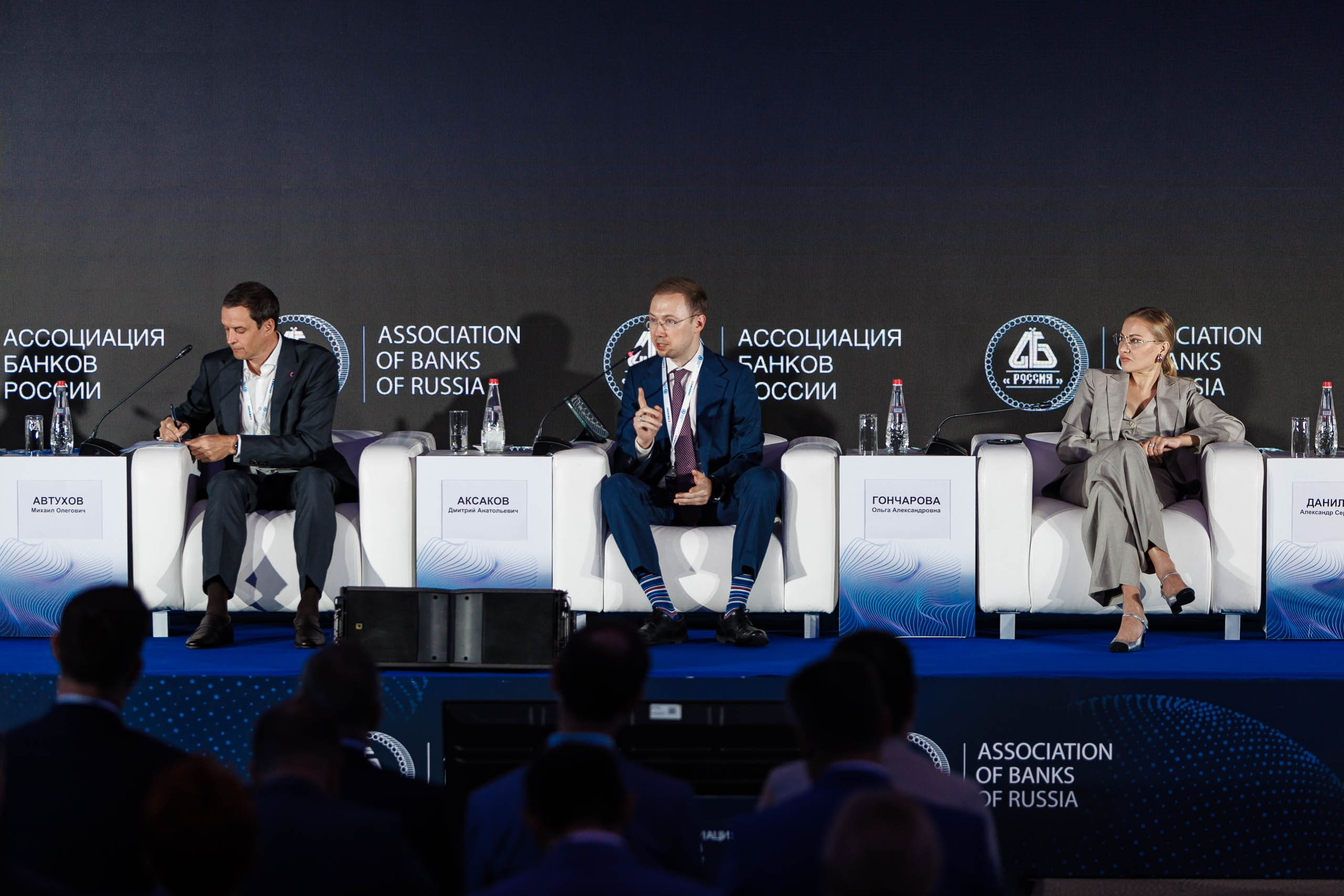 Финальные встречи между партнерами перед закрытием мероприятия