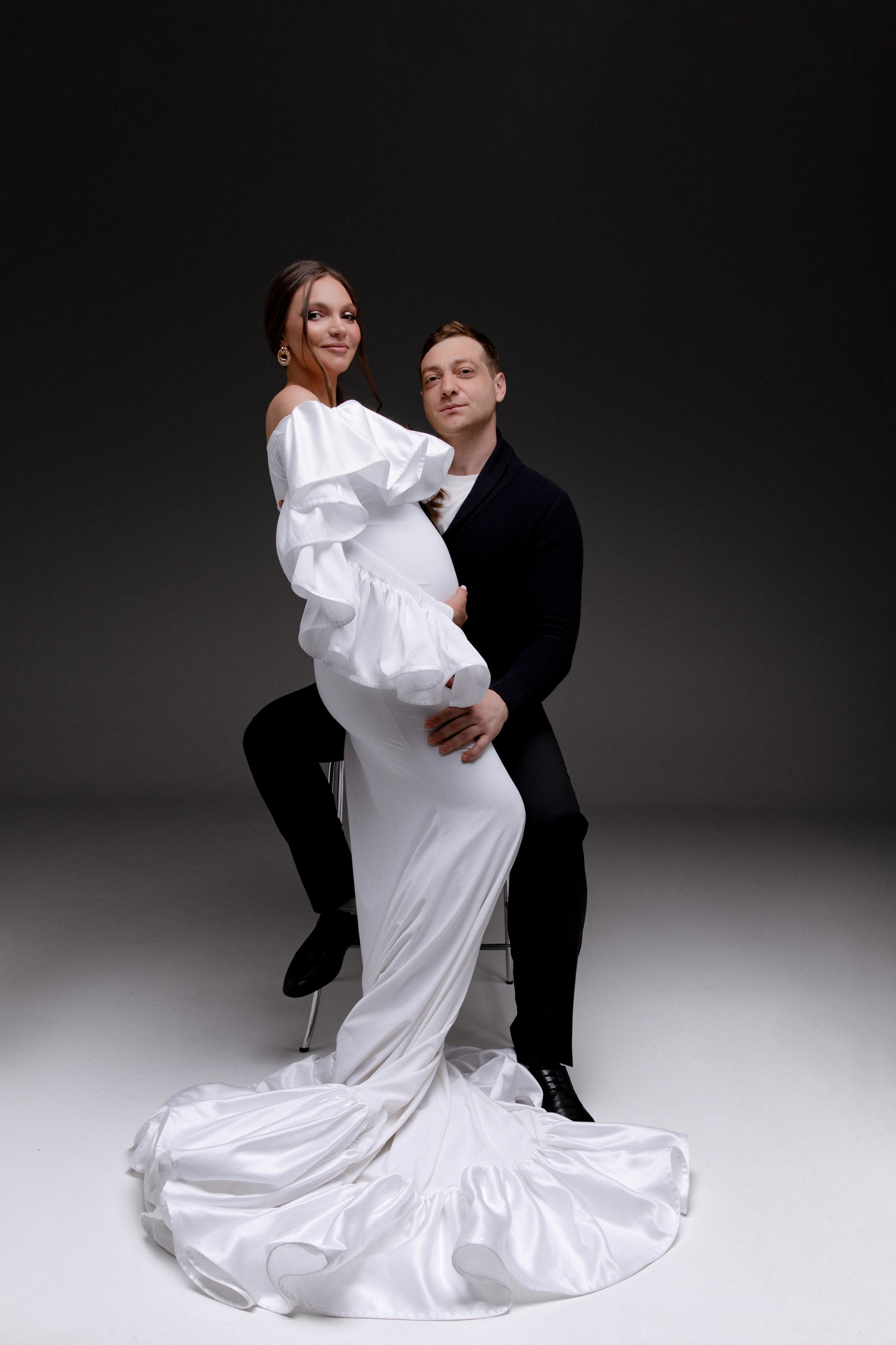 Анастасия и Анзор. Фотосессия беременности с мужем. Циклорама. Фотограф в Москве Ольга Сатони