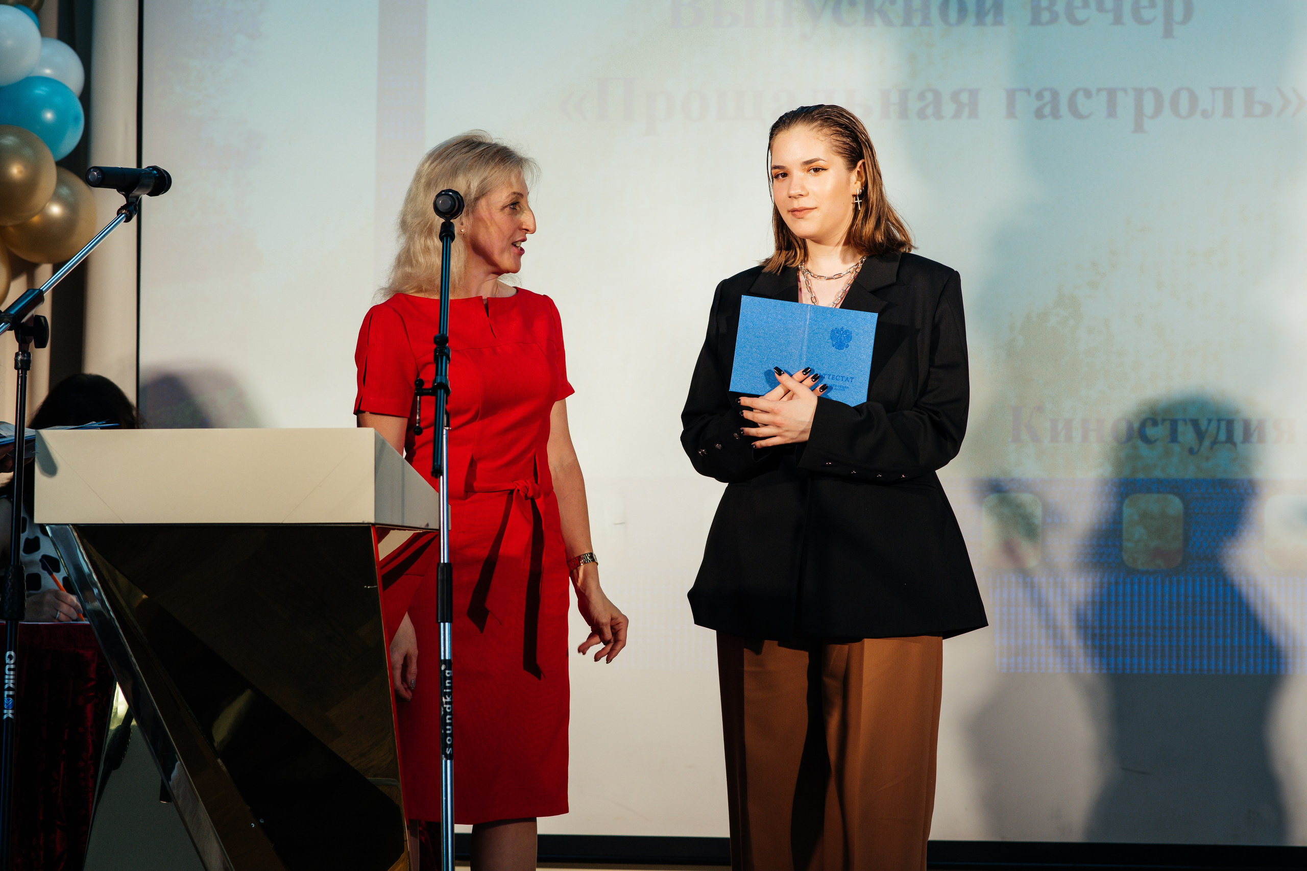 Вручение аттестатов. Выпускные альбомы в Подольске Москве и МО