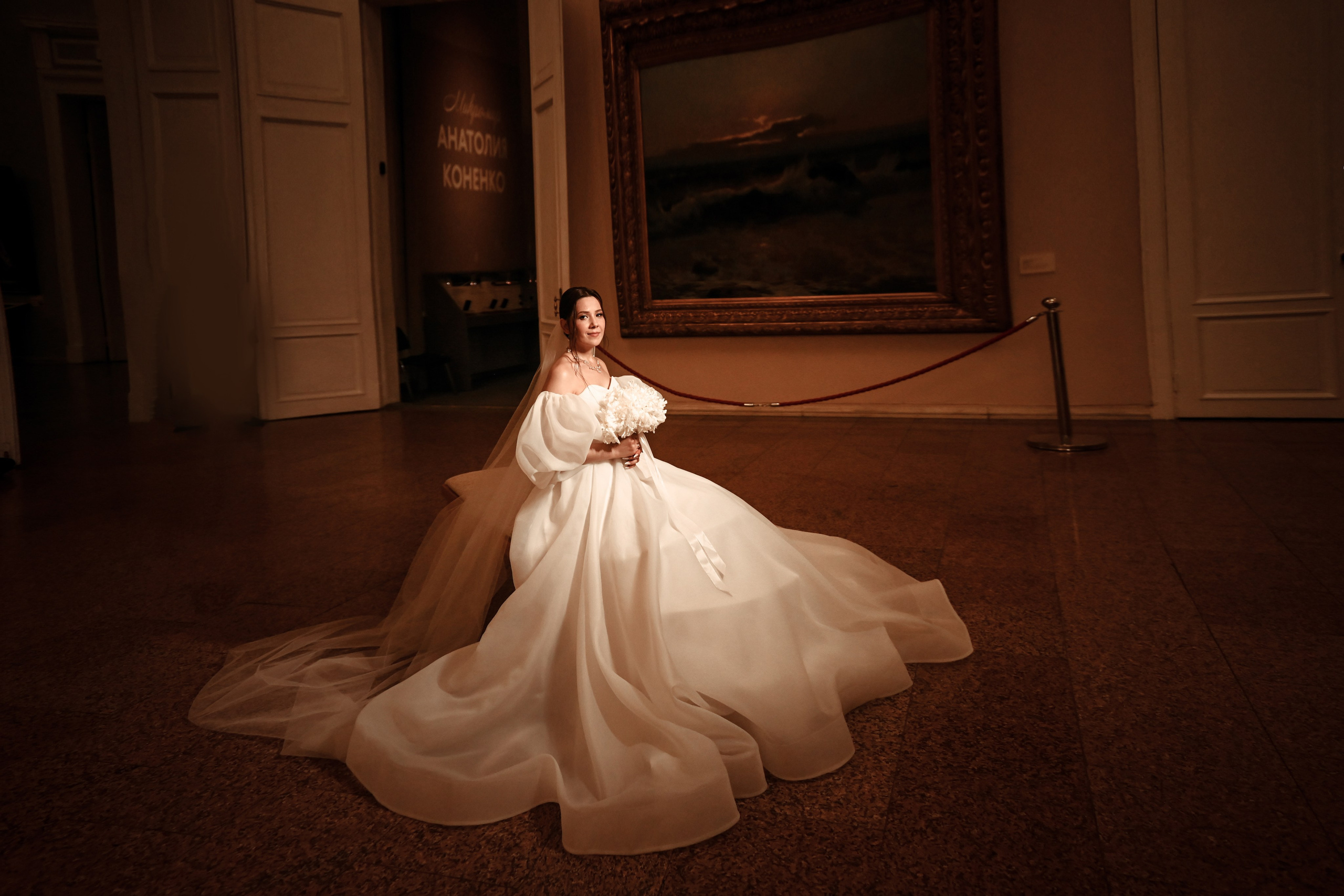 Небольшая свадебная серия в музее и прогулкой под дождем Эльмиры и Ризата. Свадебный, семейный, детский, контент фотограф в Омске Максим Ильин