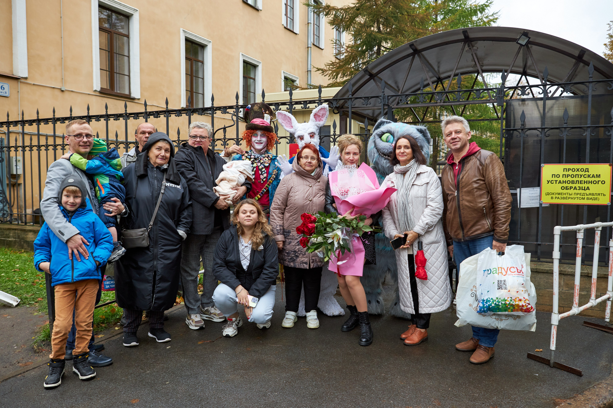 Фотосъемка выписки из роддома по мотивам Алисы в стране чудес