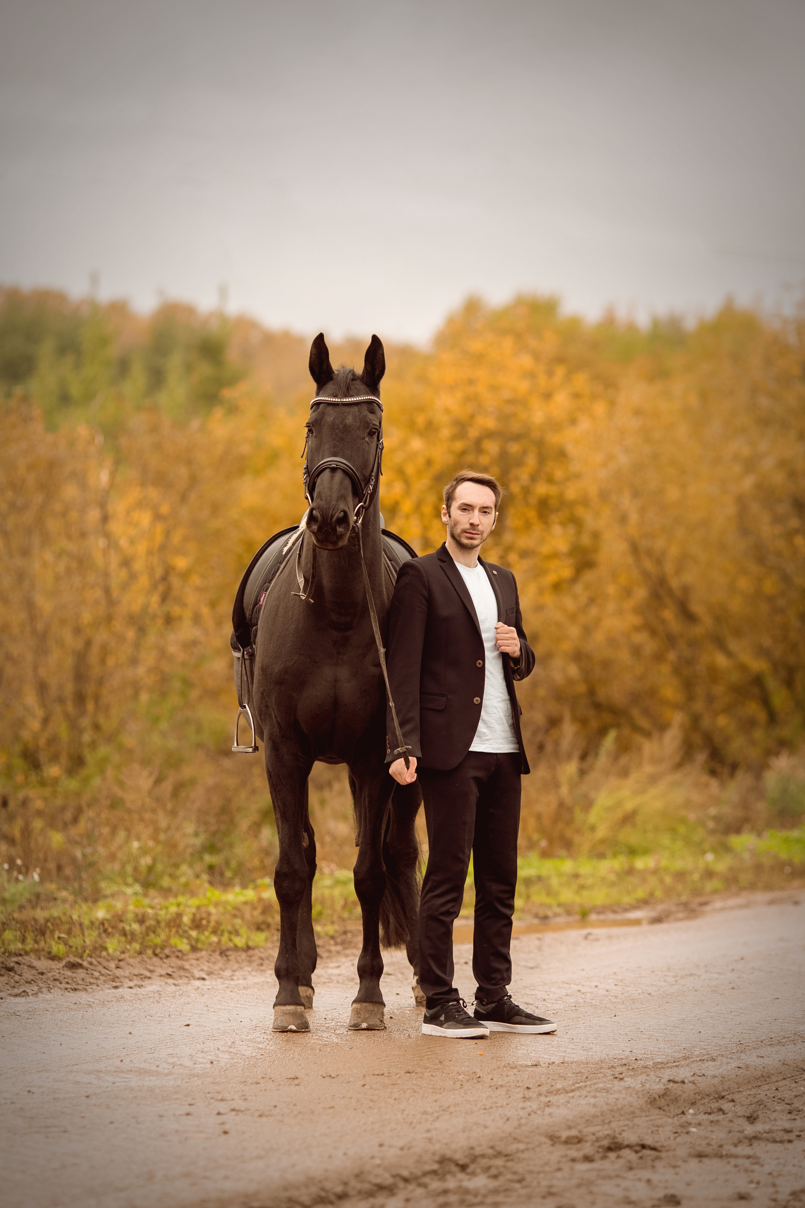 Осенняя фотосессия мужчины с лошадью