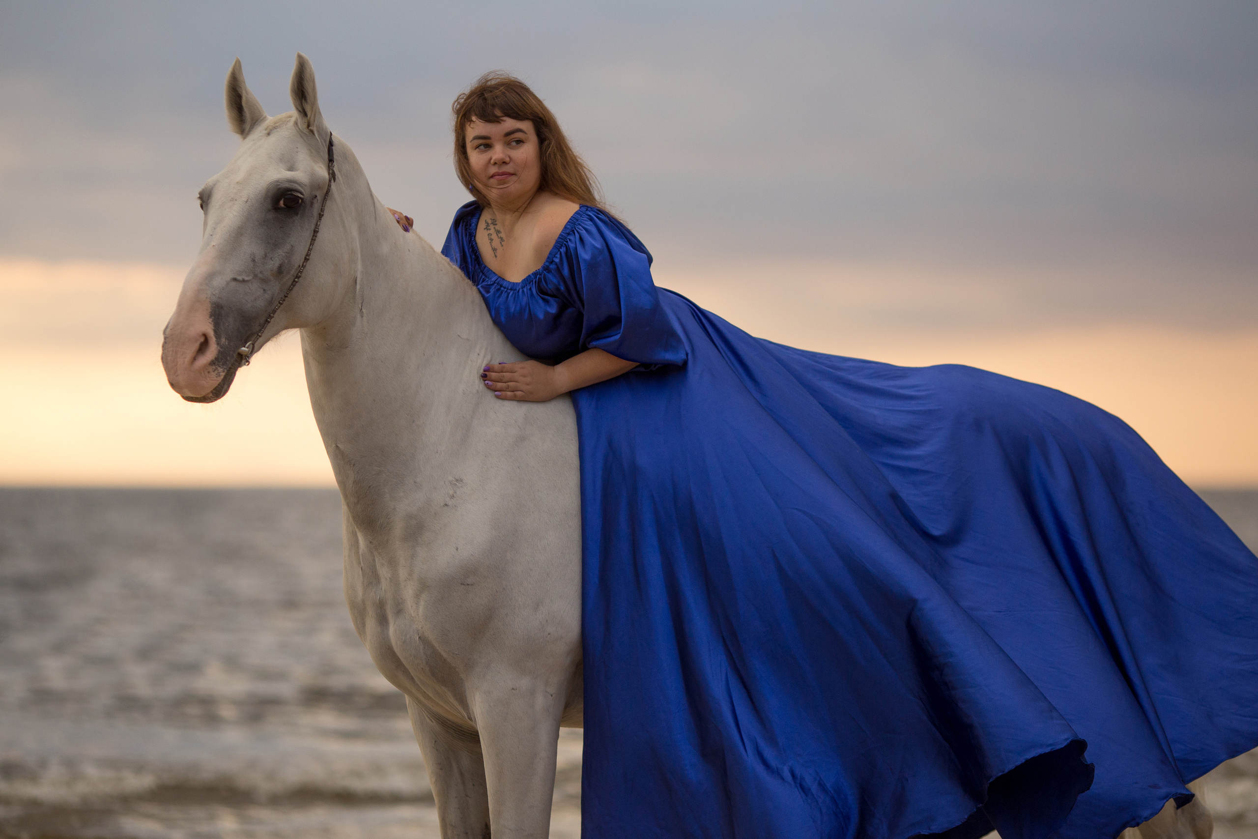 Съёмка девушки и лошади на море