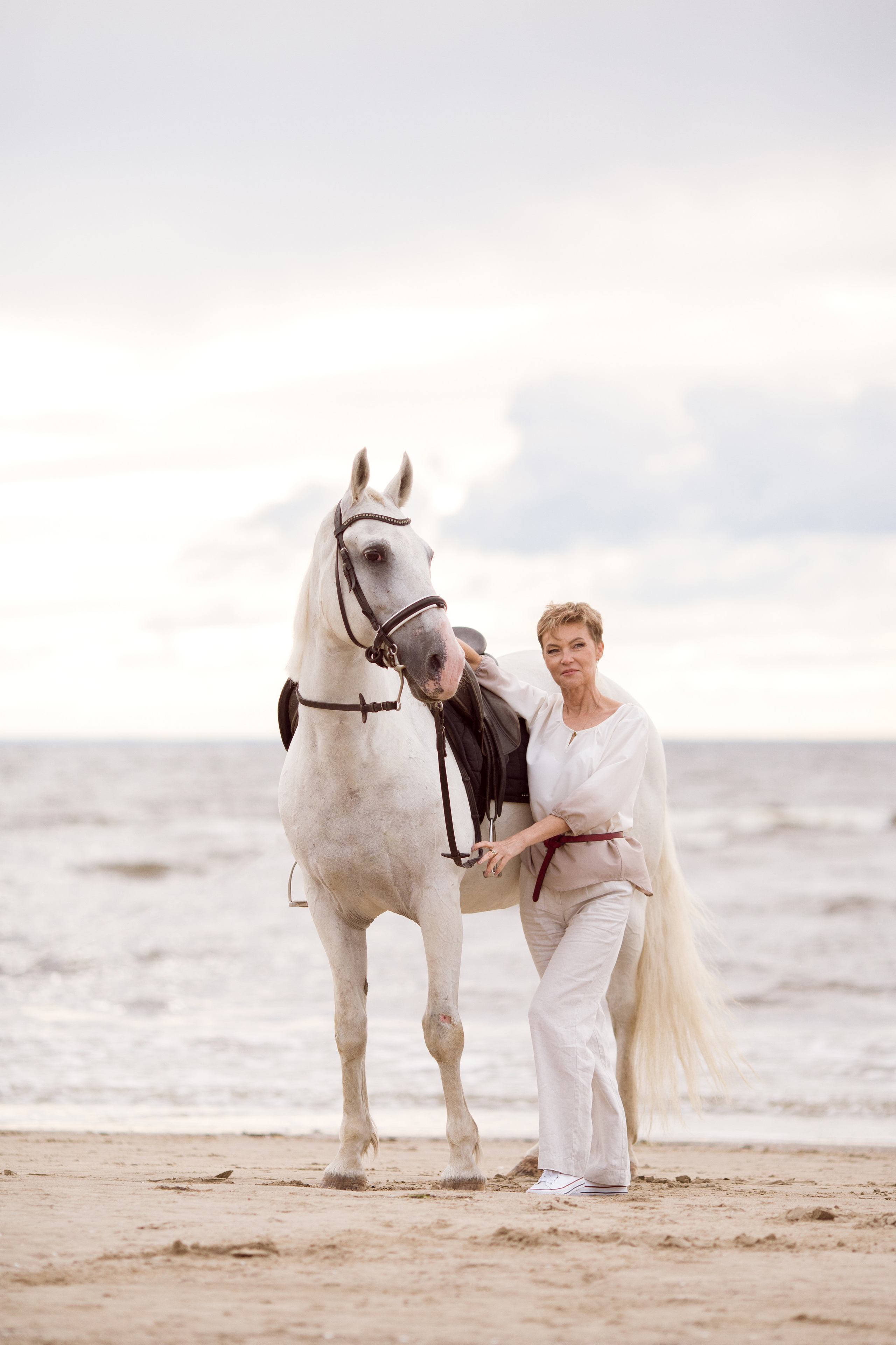 Фотосессия девушки в костюме на море