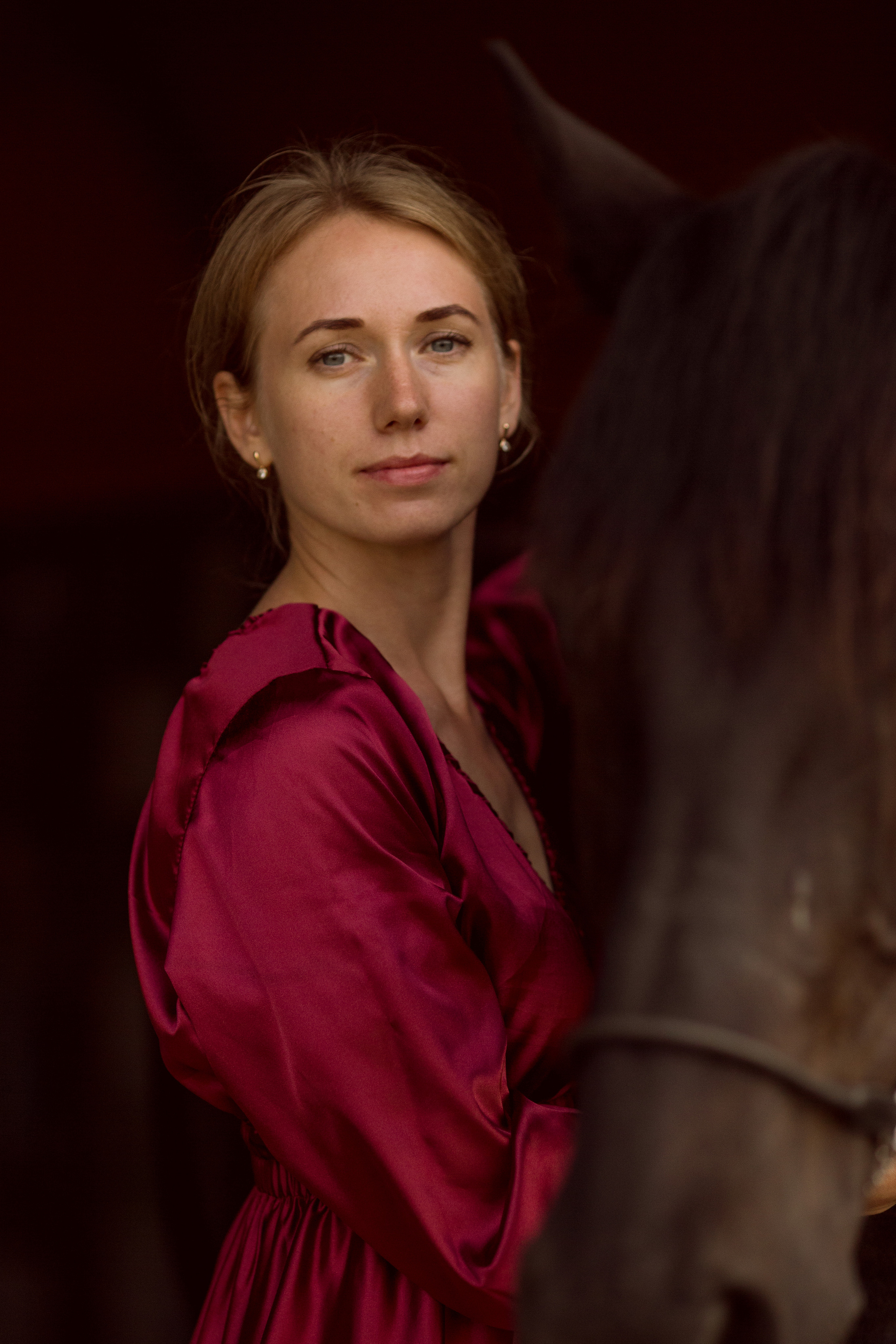 Фотосессия с лошадью на черном фоне