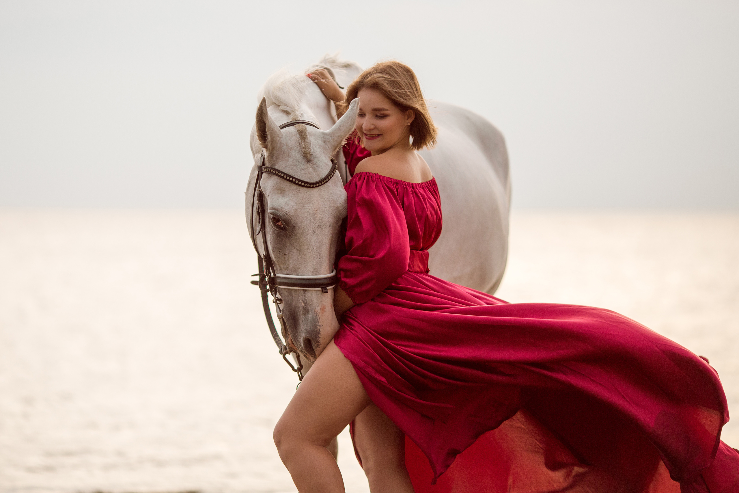 Фотосессия с конем в красном платье на море
