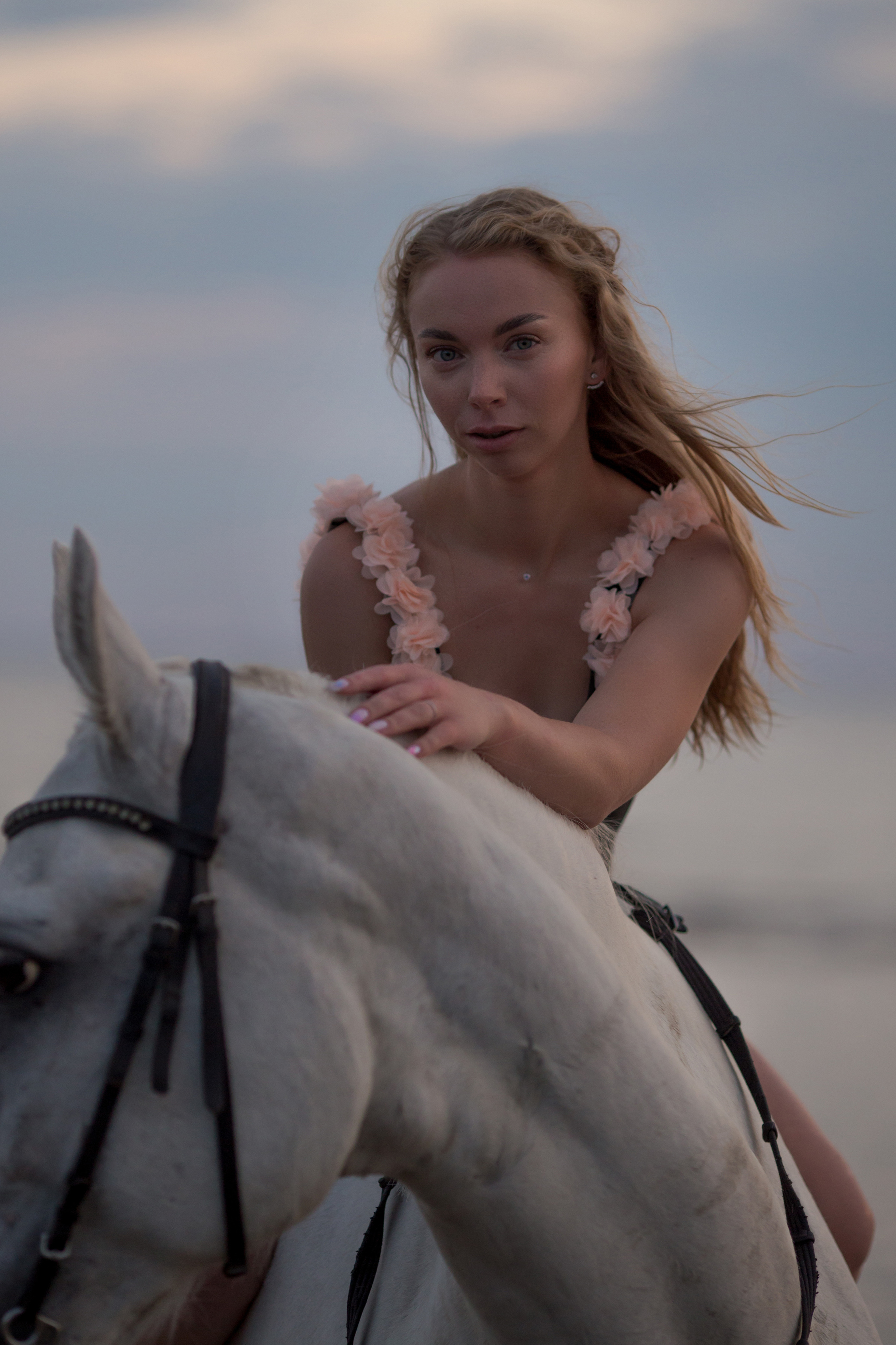 Фотосессия с лошадью на море в купальнике