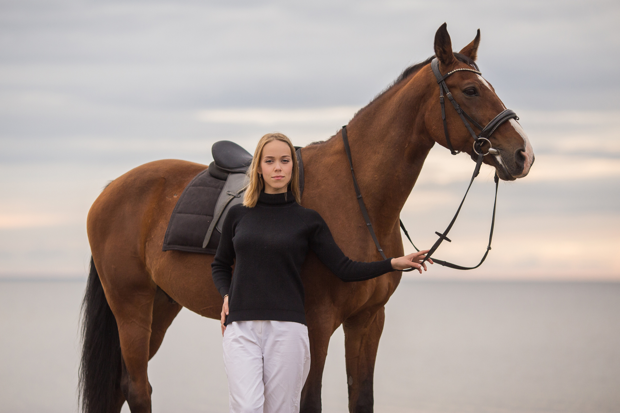 Фотосессия на море с трюковой лошадью