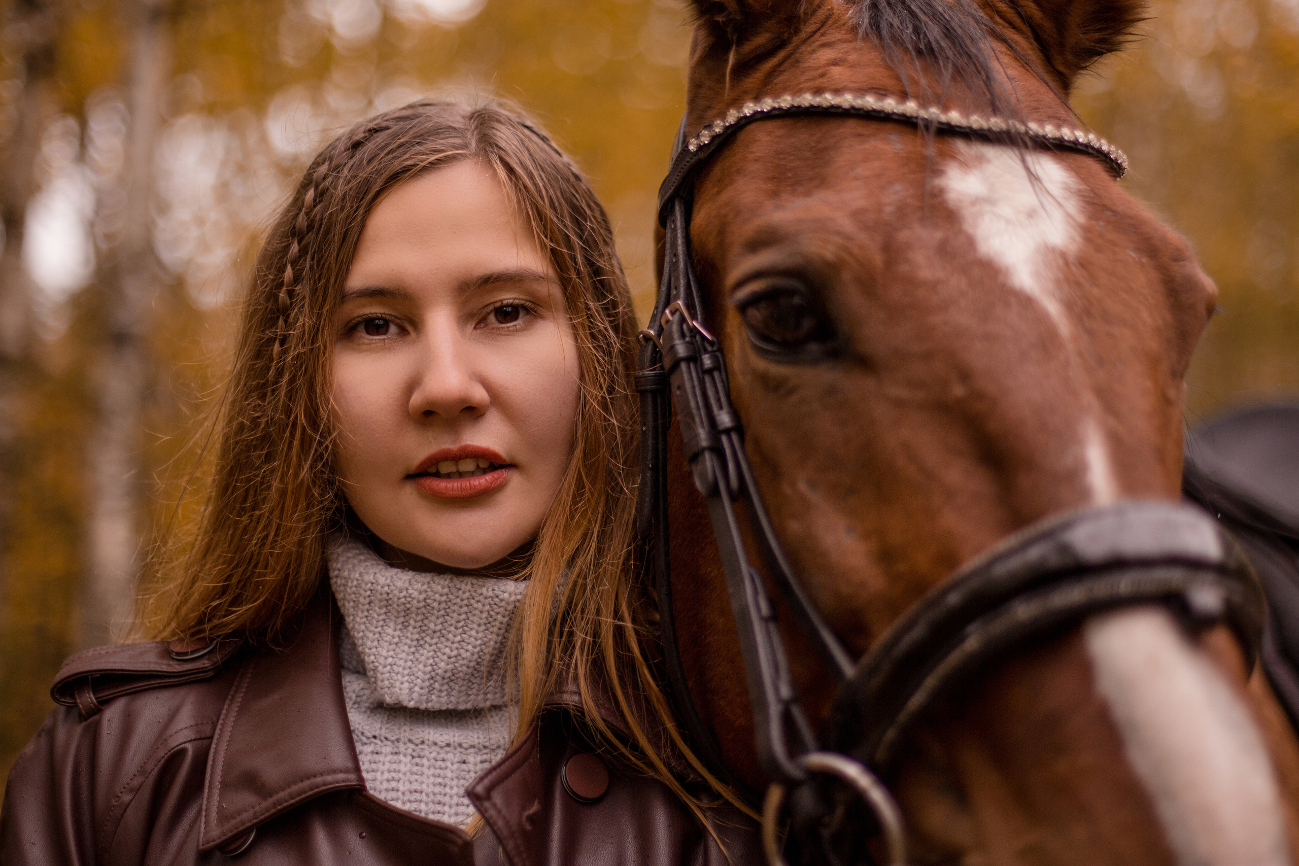 Осенняя фотосессия на море с лошадью
