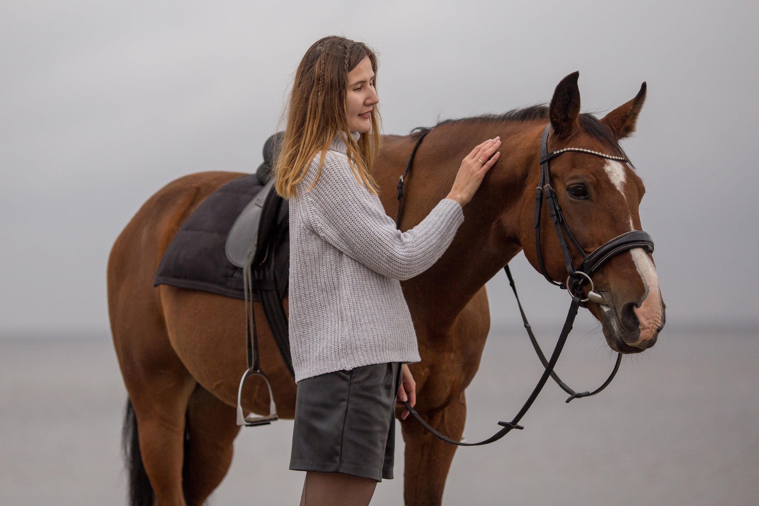 Осенняя фотосессия на море с лошадью