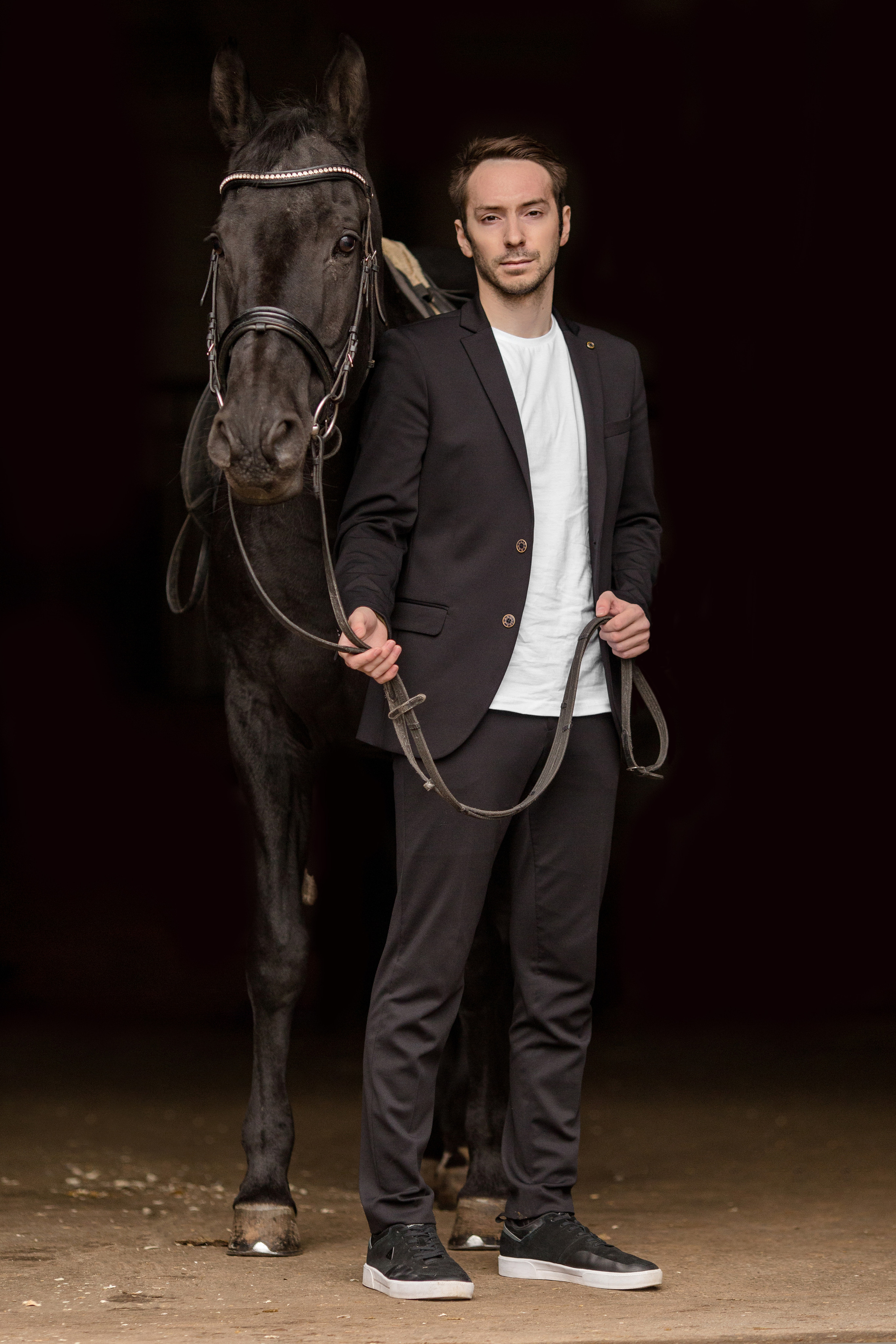 Осенняя фотосессия мужчины с лошадью