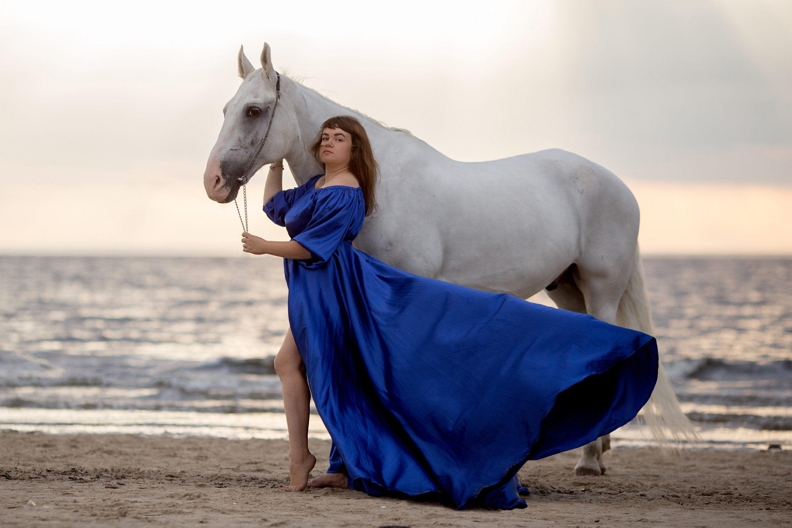 Съёмка девушки и лошади на море