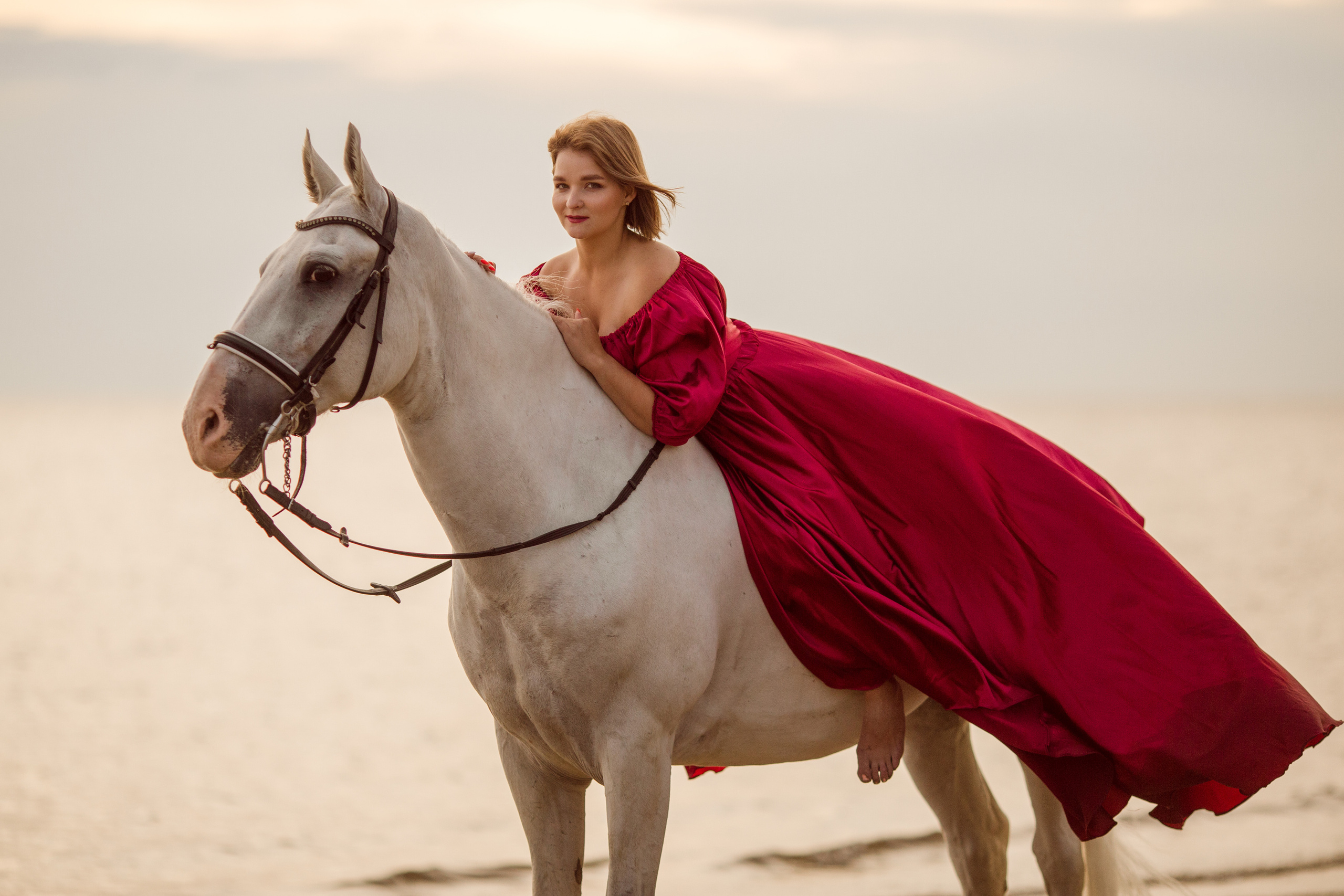 Фотосессия с конем в красном платье на море