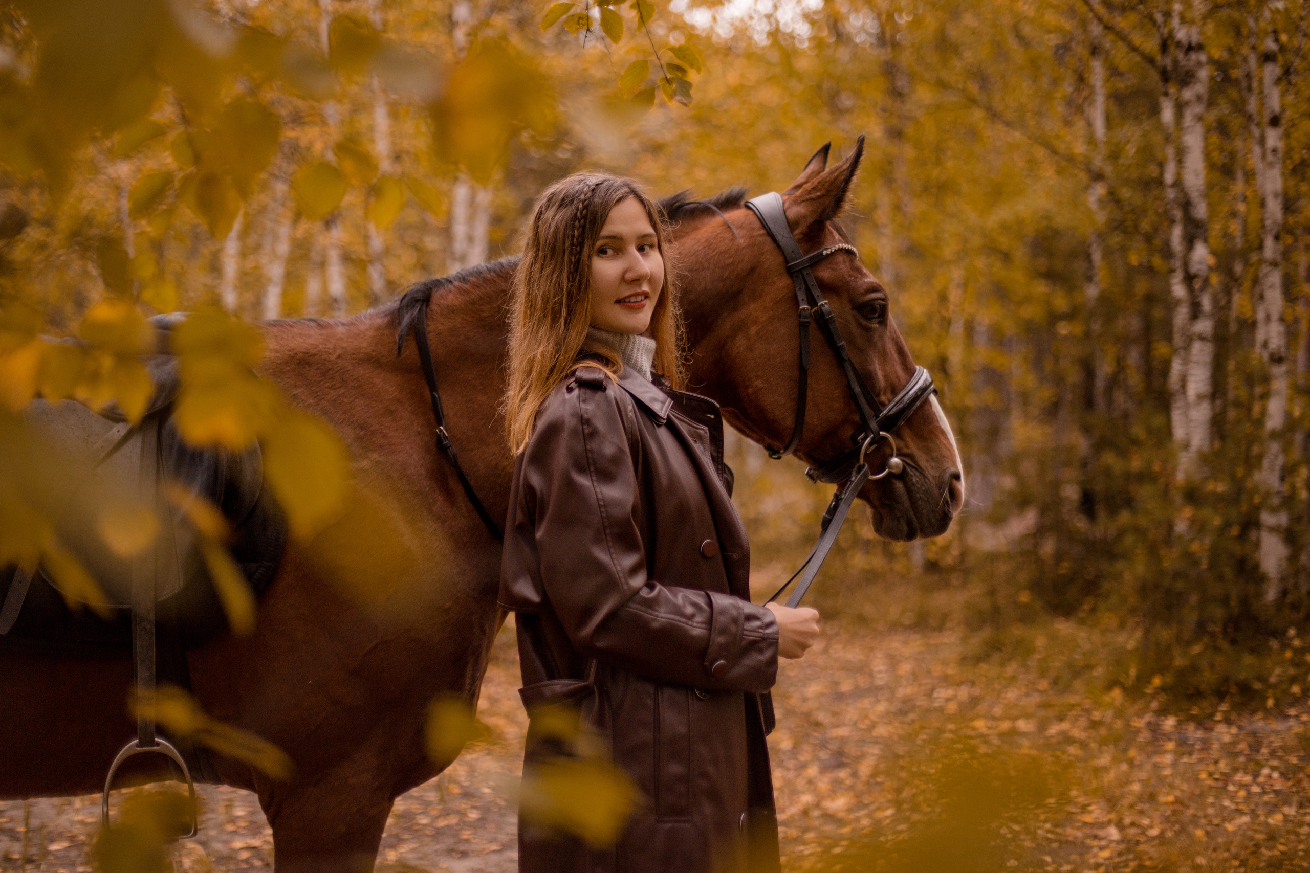 Лошадь и девушка на море