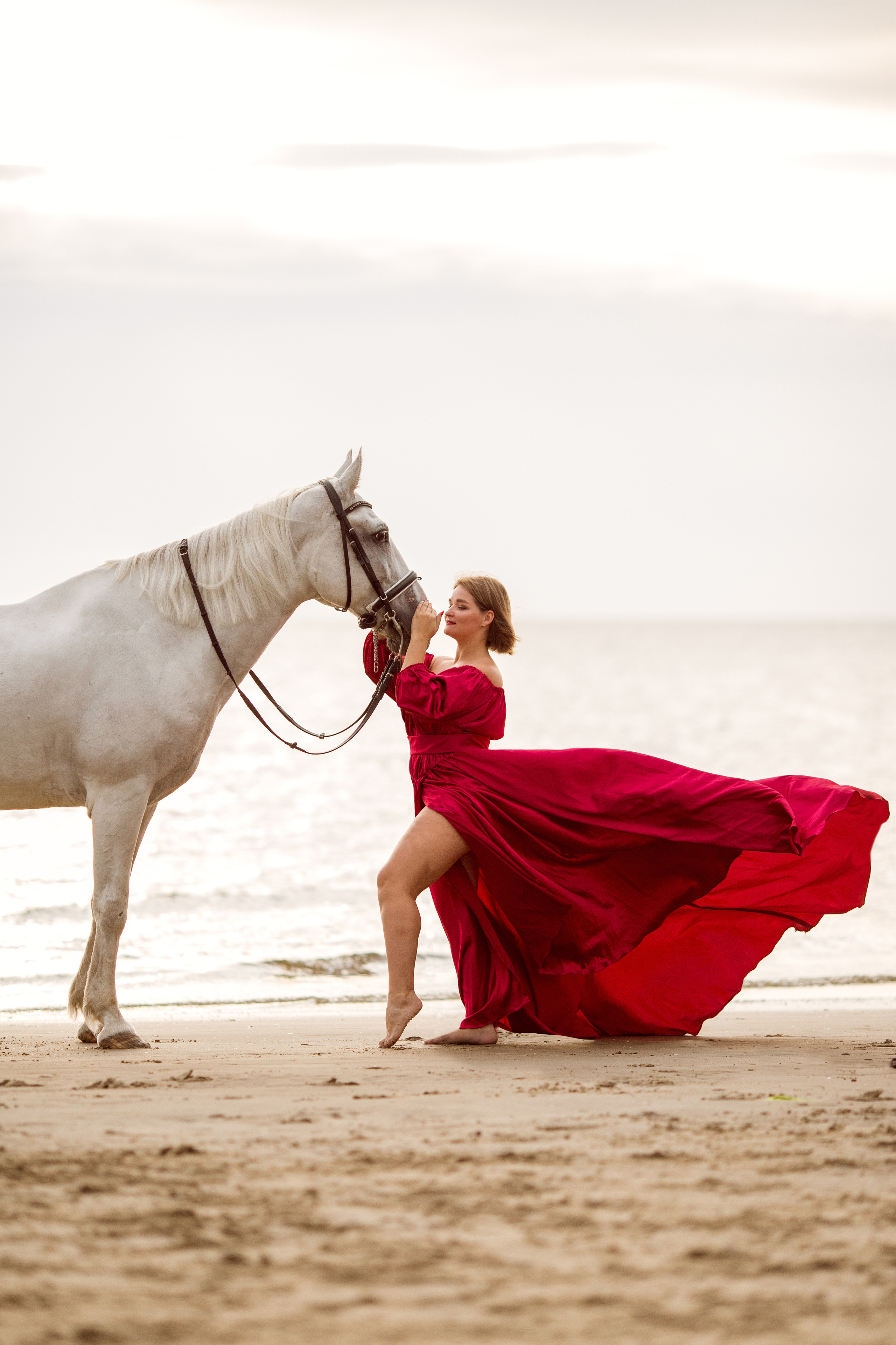 Фотосессия с конем в красном платье на море