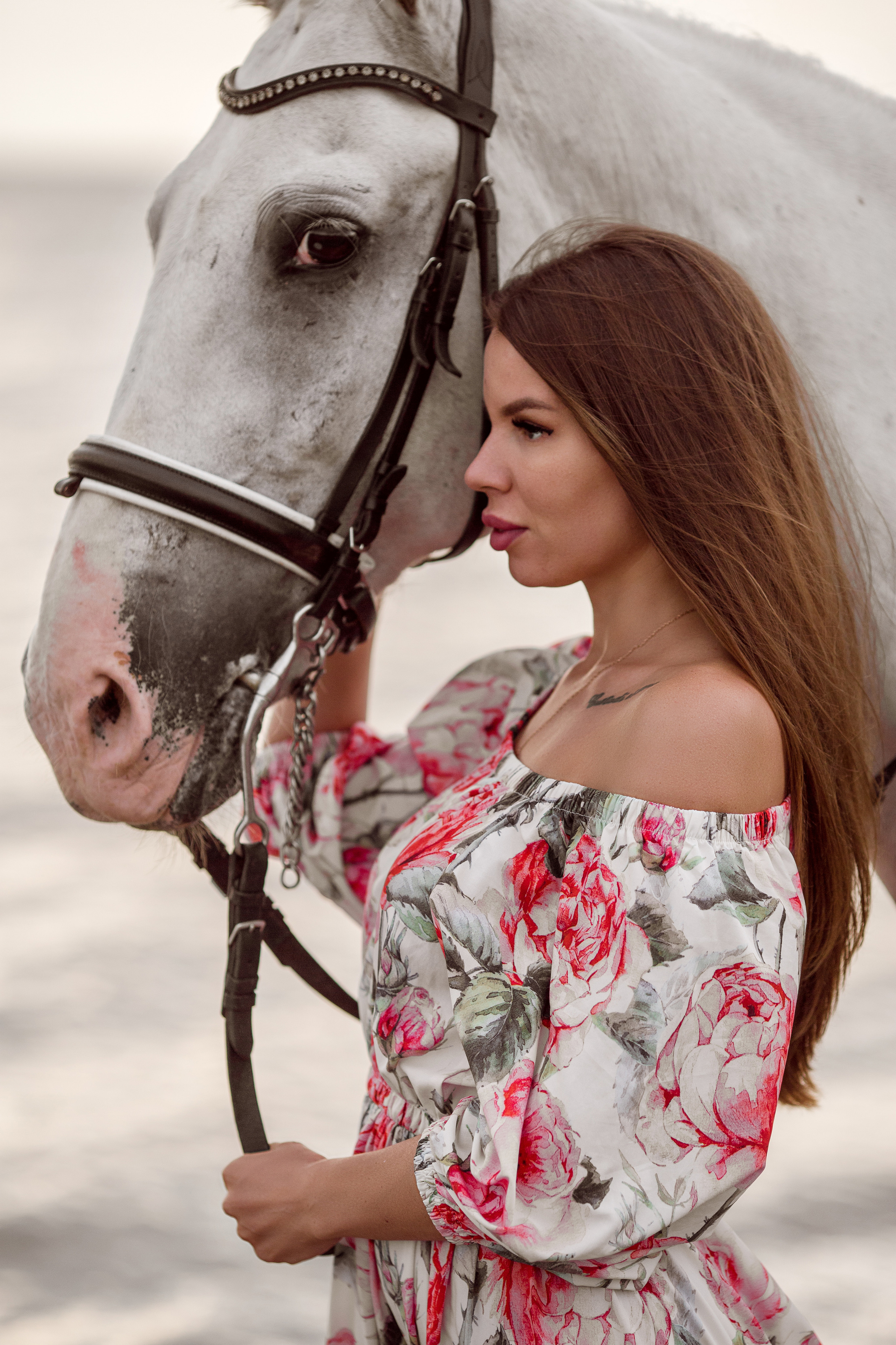 Фотосессия в цветном платье на море с конем