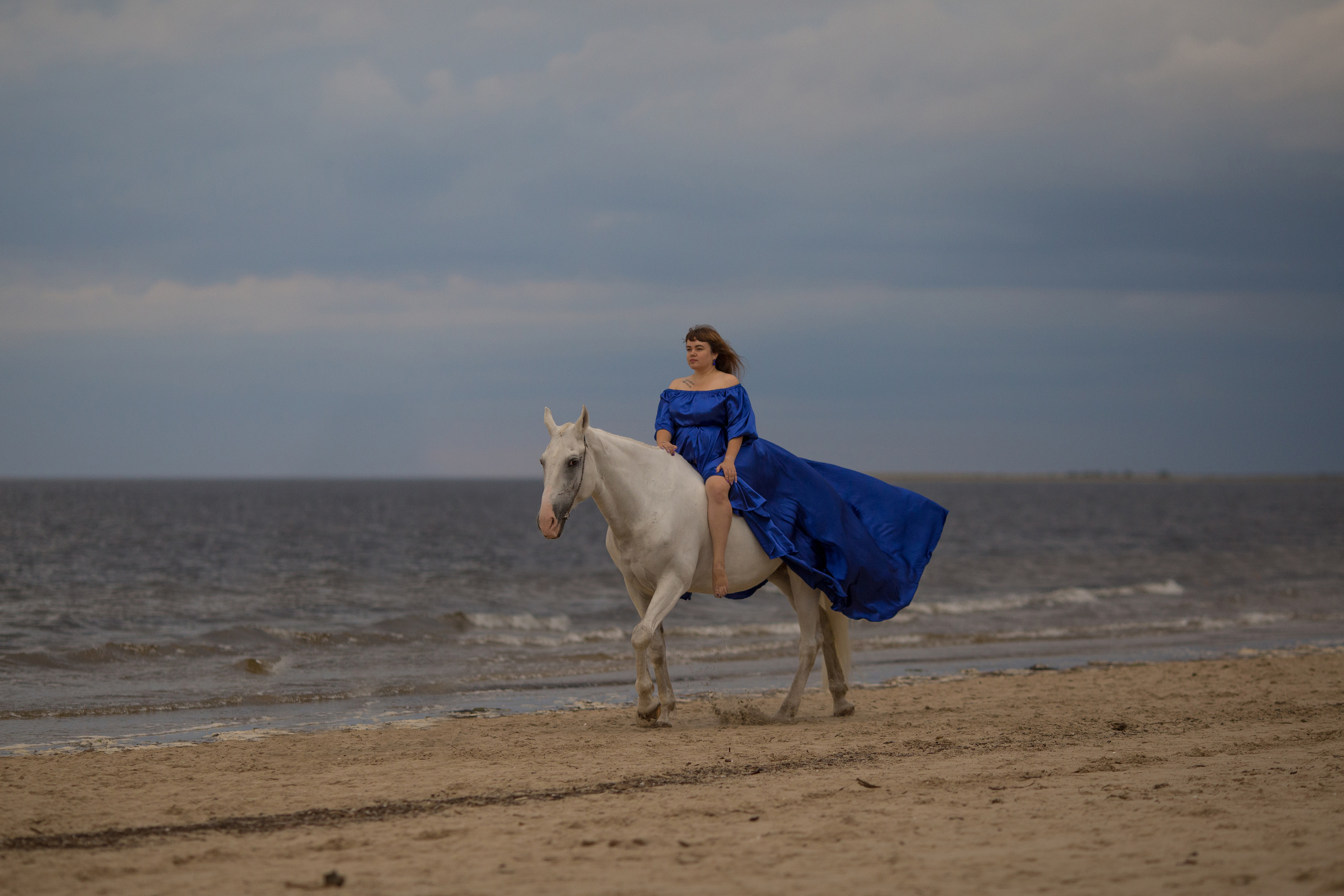 Съёмка девушки и лошади на море