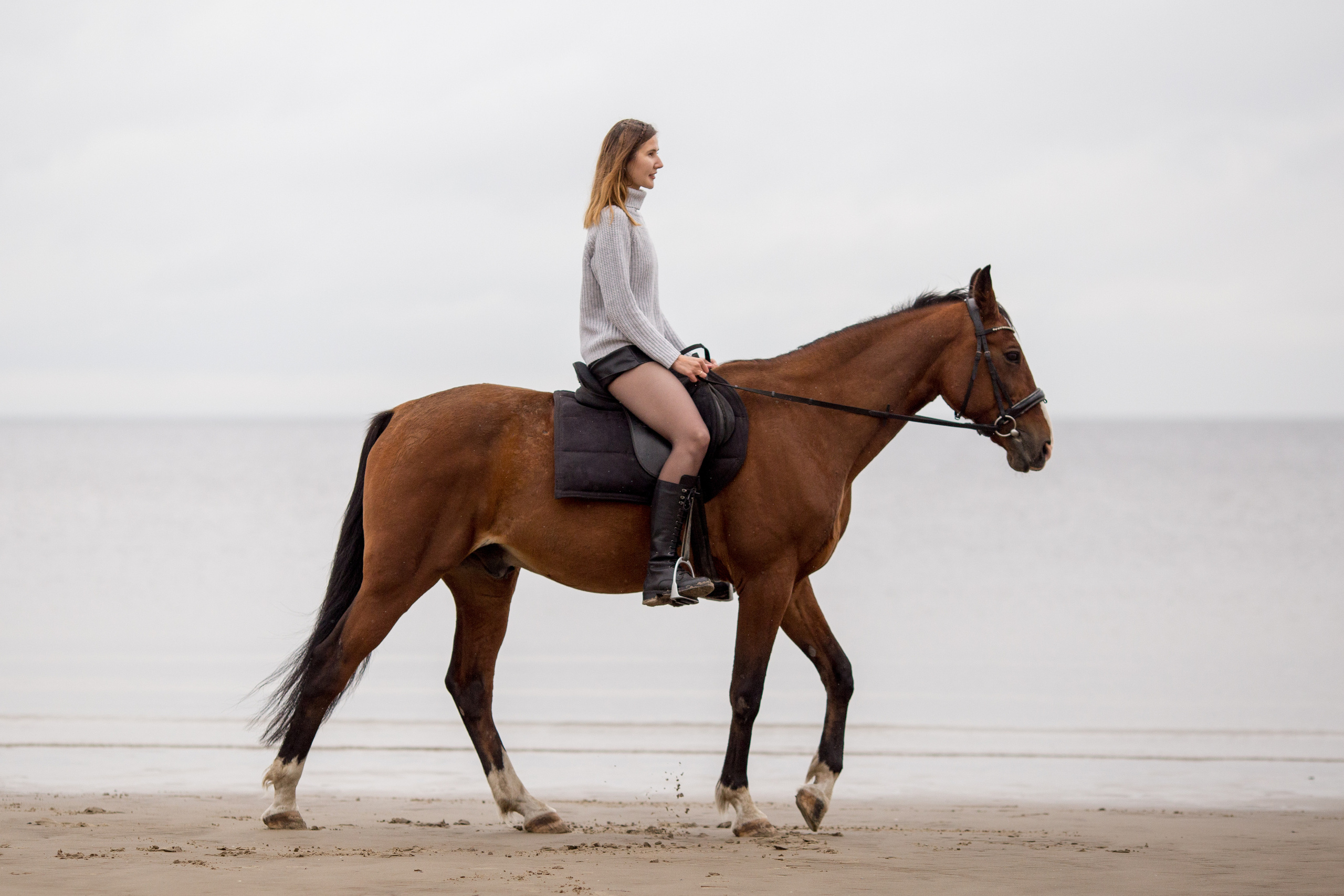 Осенняя фотосессия на море с лошадью