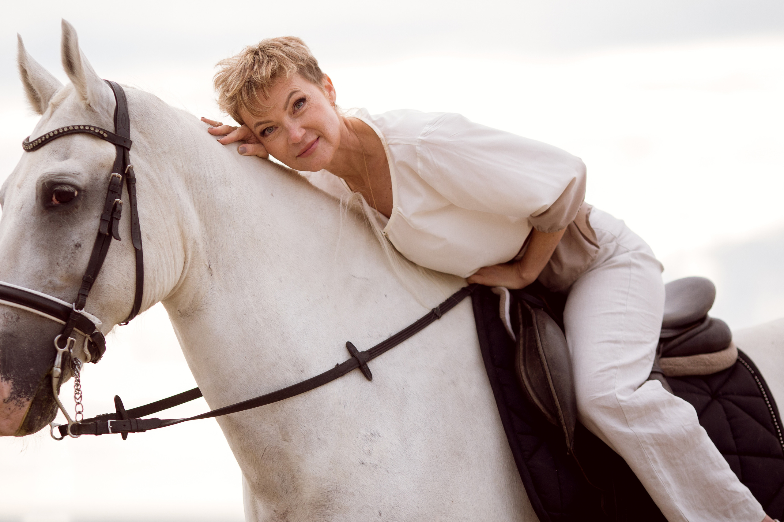 Фотосессия девушки в костюме на море