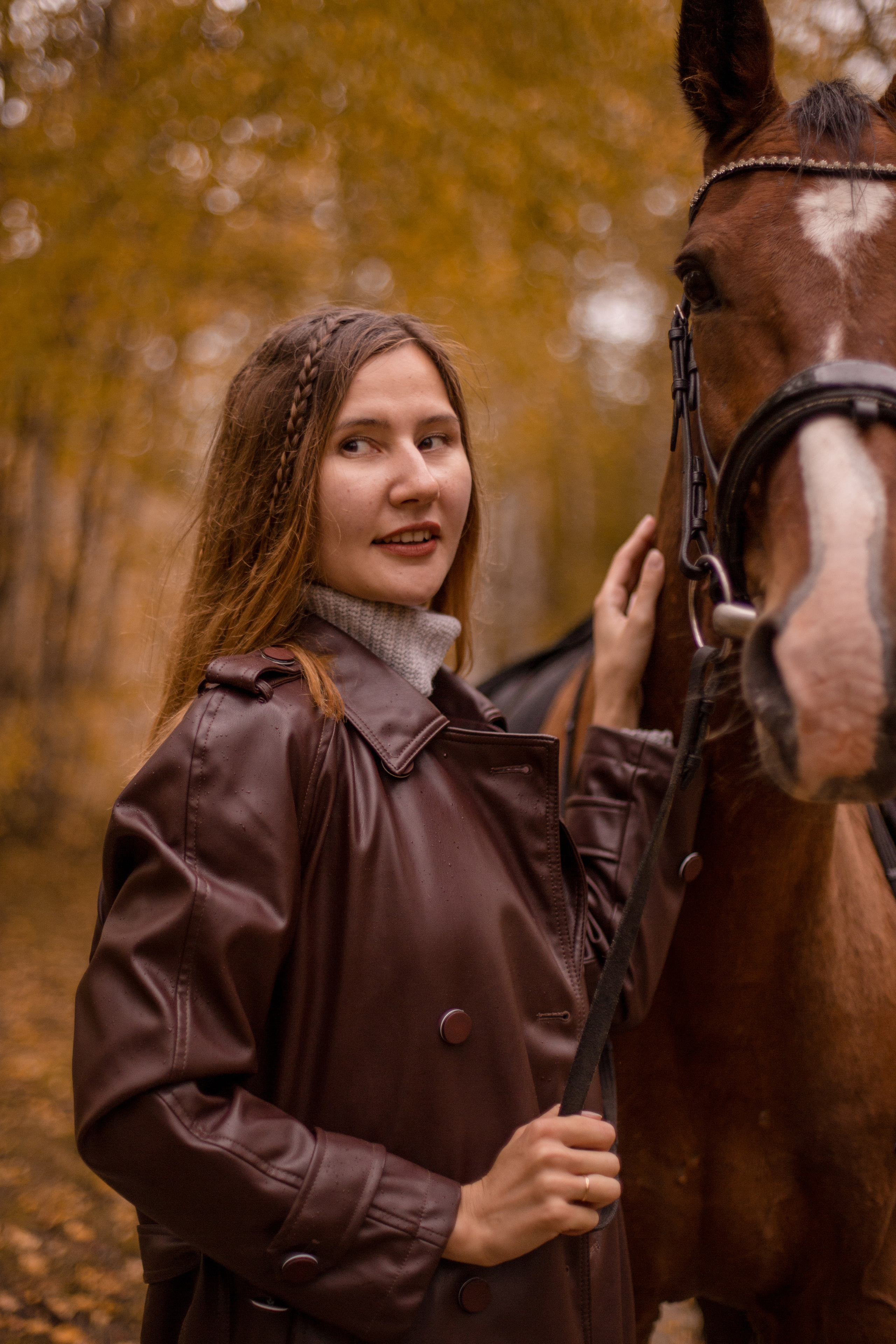 Лошадь и девушка на море