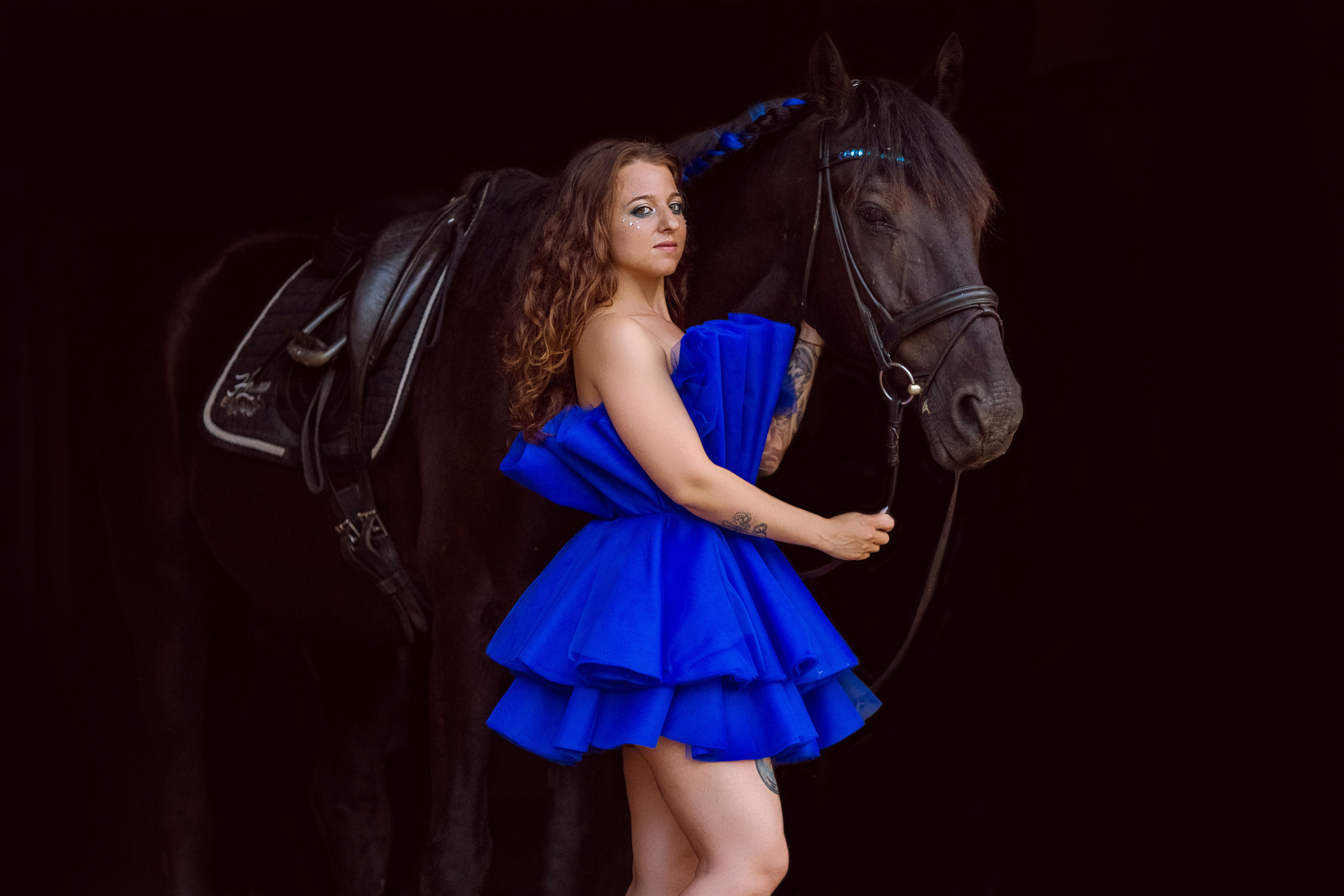 Съёмка в синем платье на темном фоне