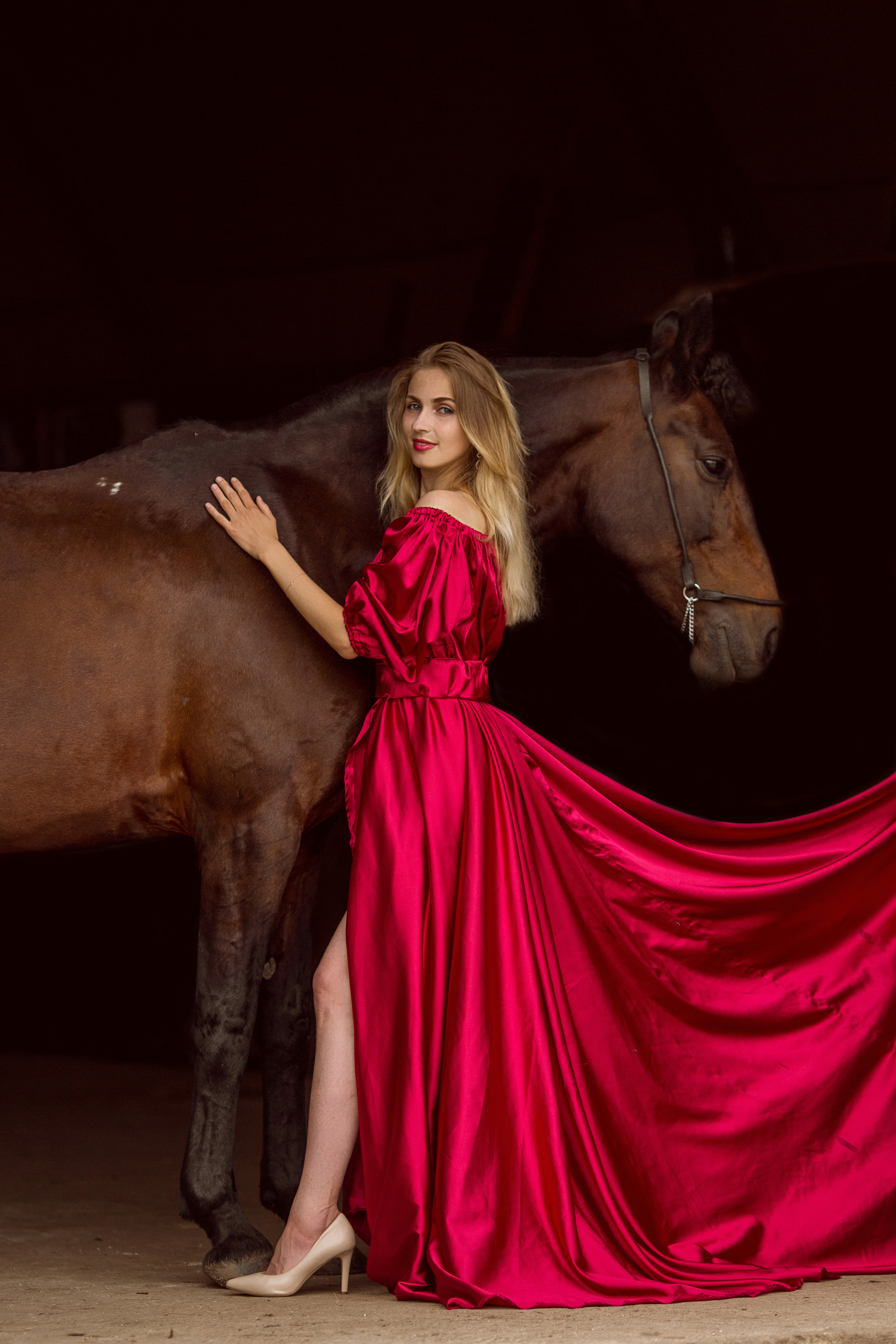 Съёмка с лошадью на темном фоне