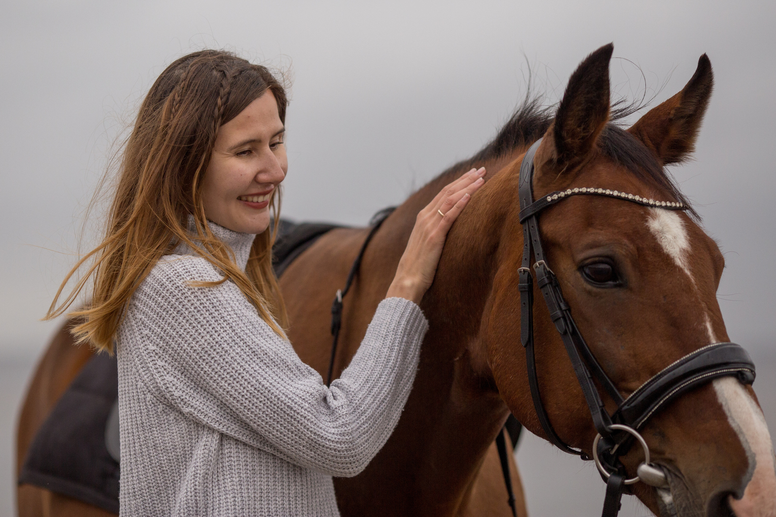 Лошадь и девушка на море