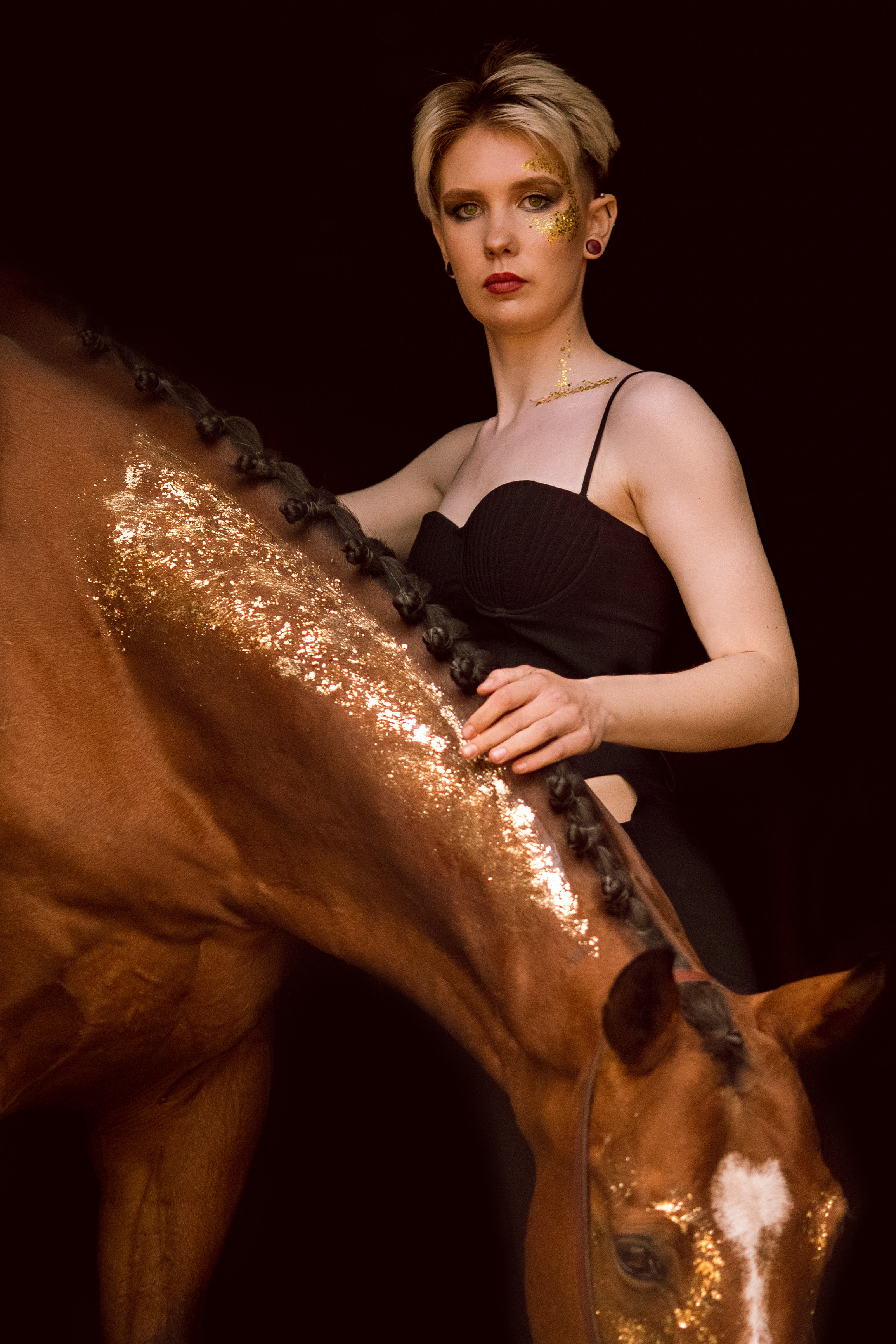 Фото девушки и лошади с поталью