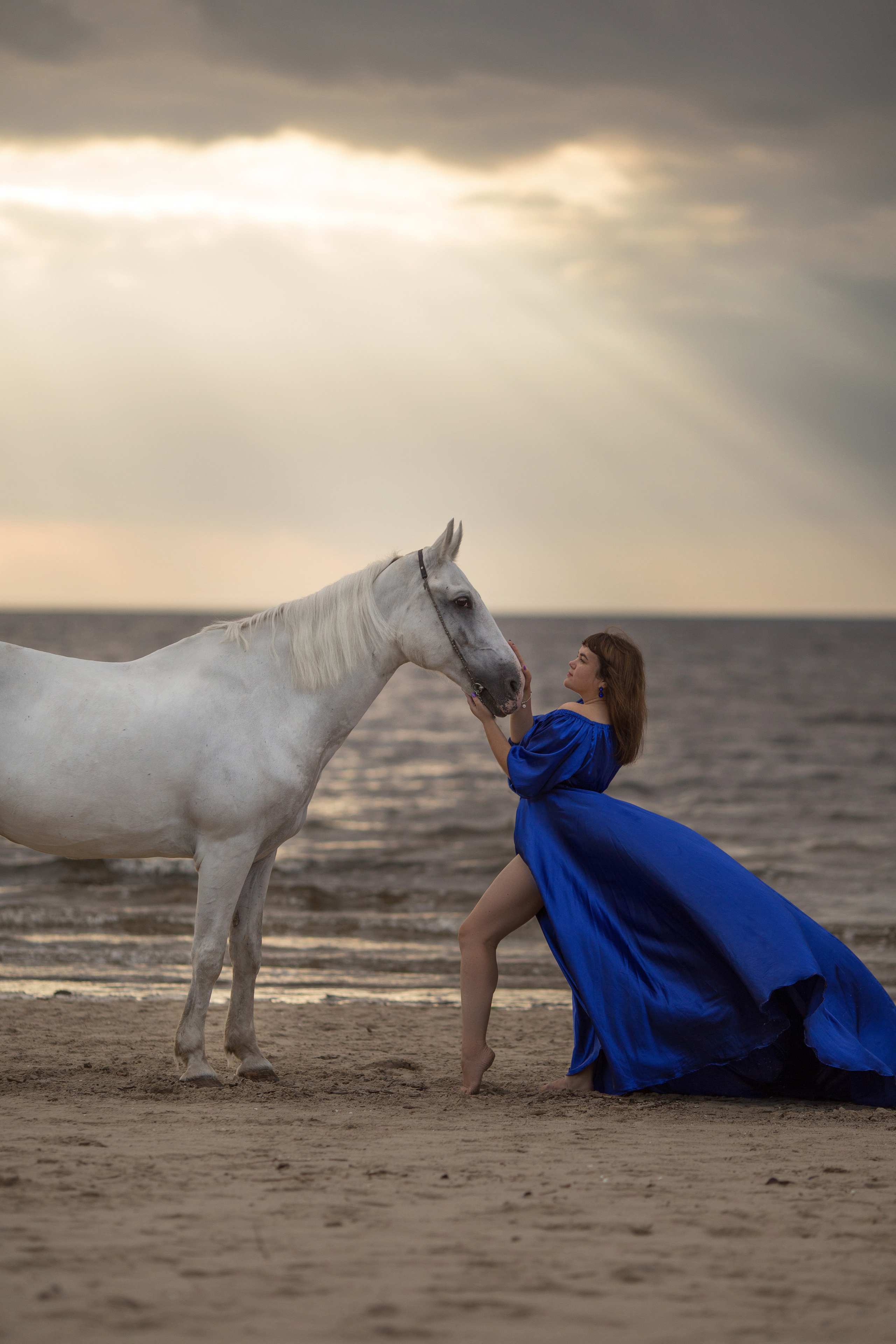 Съёмка девушки и лошади на море