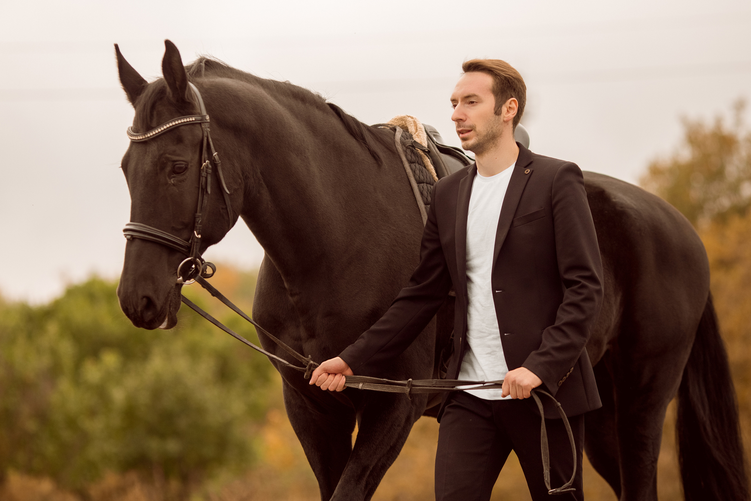 Осенняя фотосессия мужчины с лошадью