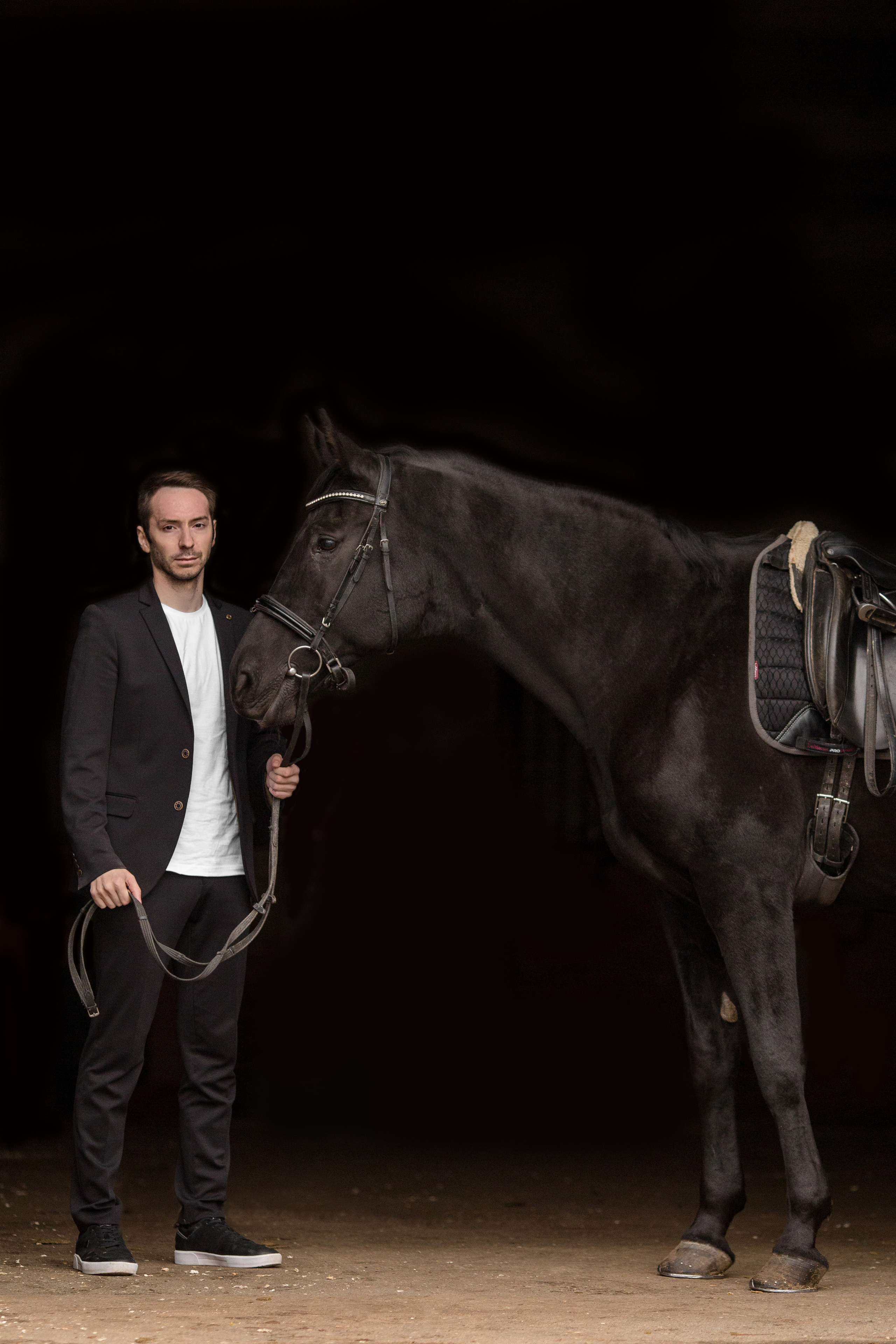 Осенняя фотосессия мужчины с лошадью