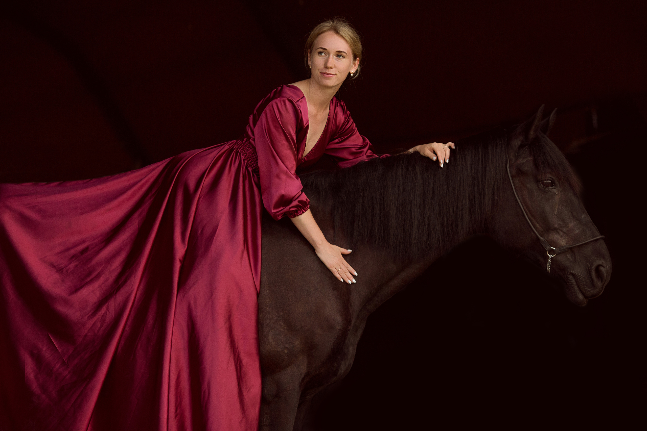 Фотосессия с лошадью на черном фоне