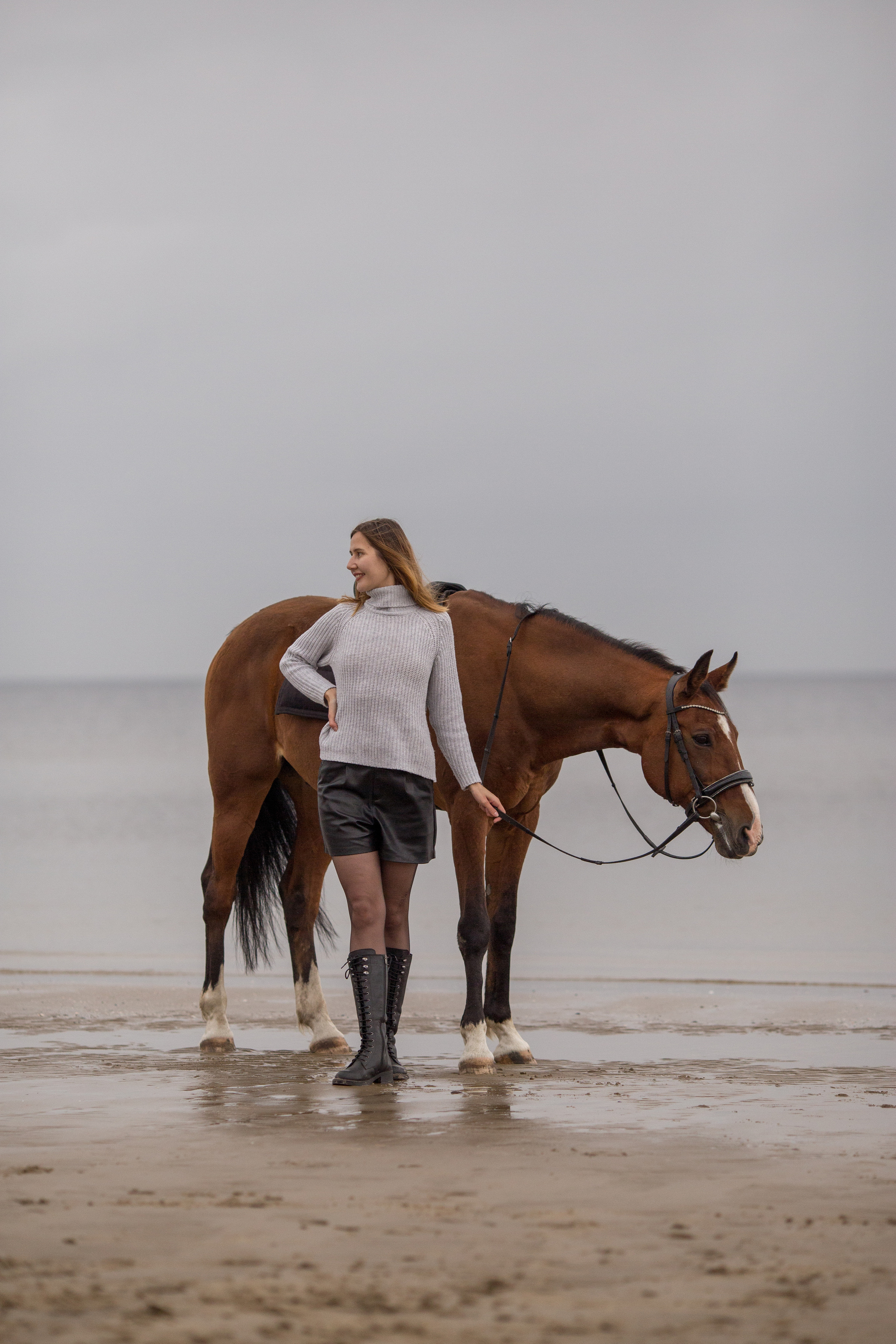 Лошадь и девушка на море
