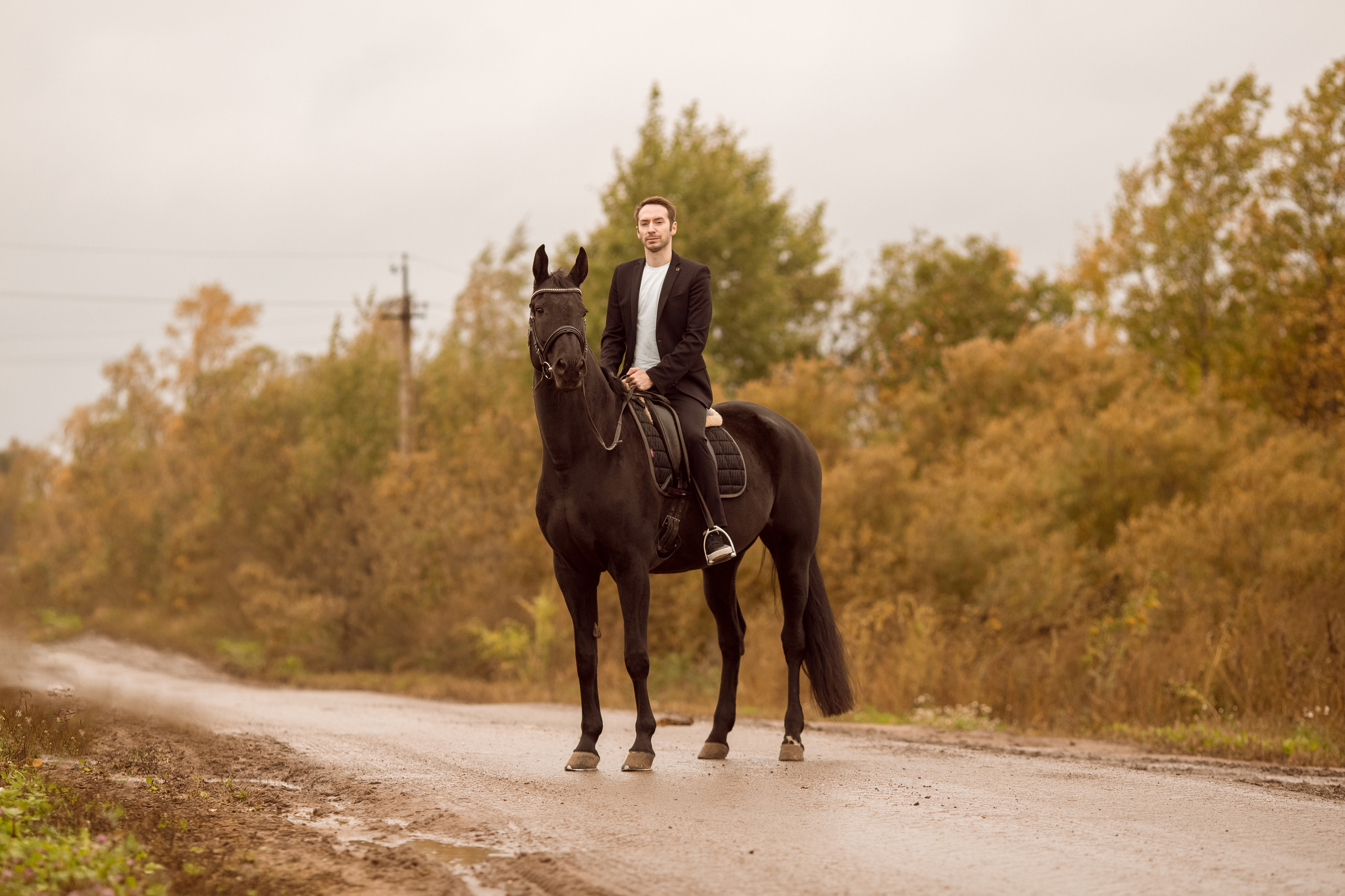 Осенняя фотосессия мужчины с лошадью
